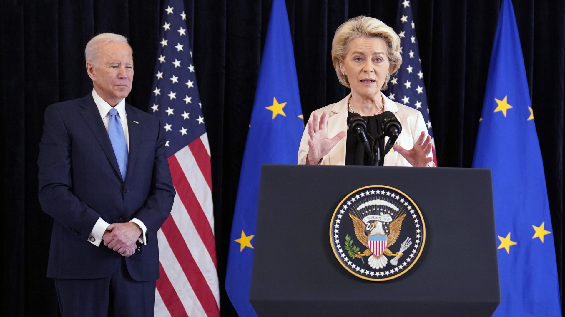 US Präsident Joe Biden und EU-Kommissionspräsidentin Ursula von der Leyen in Brüssel (Archivbild: 25.03.2022) | AP