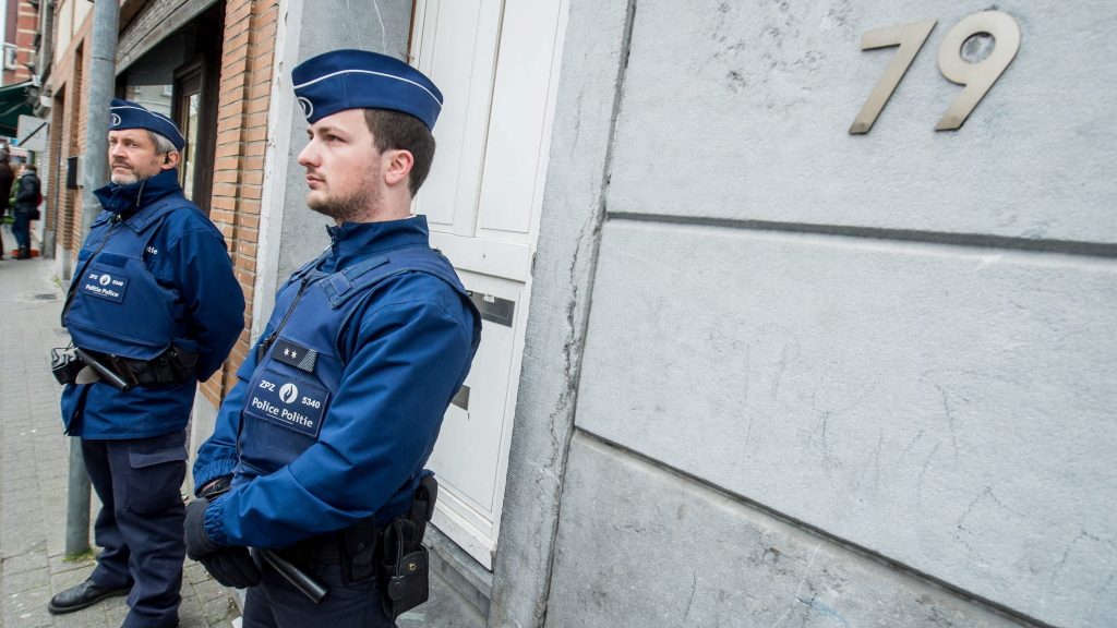 Polizisten bewacht das Haus im Brüsseler Stadtteil Moolenbeek, in dem Salah Abdeslam festgenommen wurde.