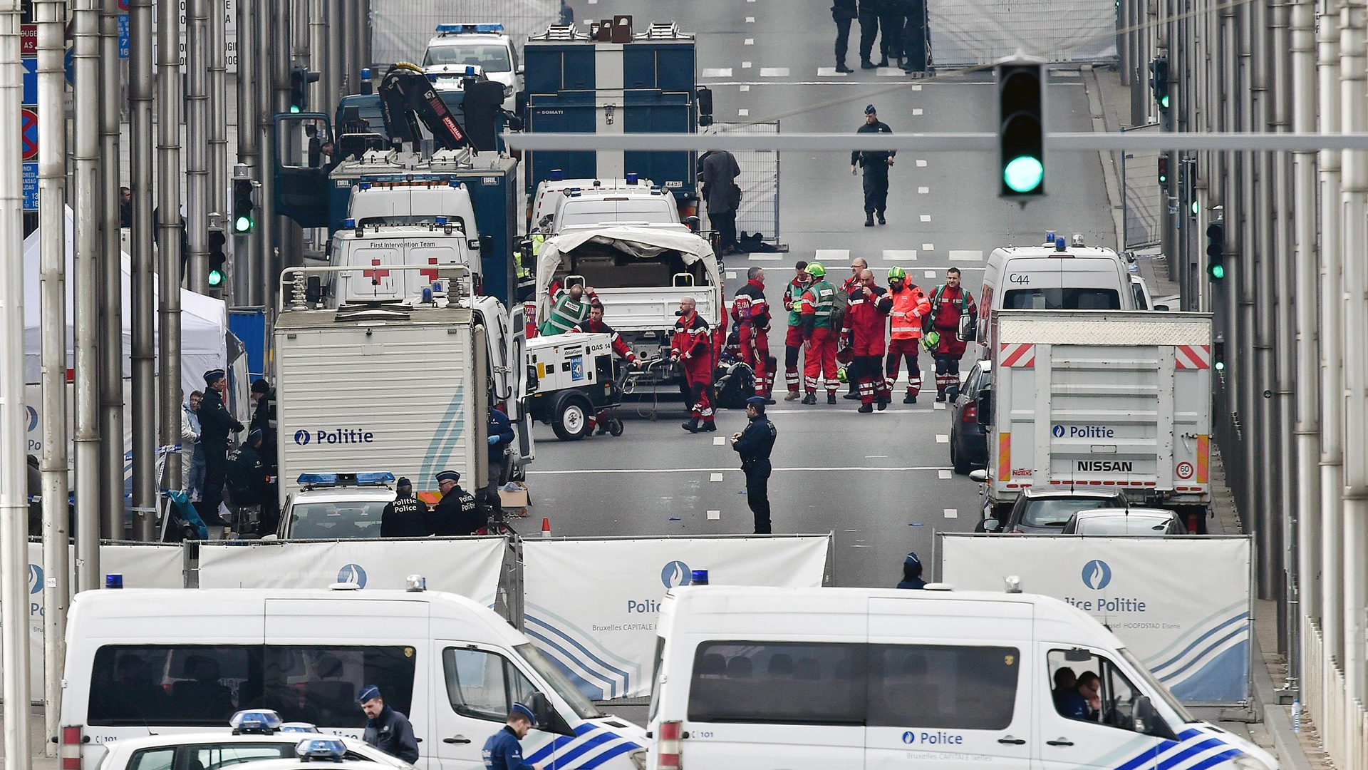 Polzei und Rettungskäfte beim Einsatz an der Station Maelbeek in Brüssel.