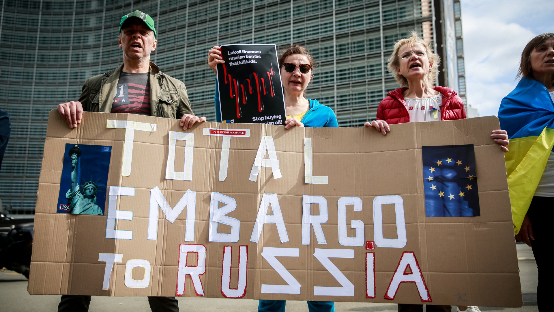 Ukrainerinnen und Ukrainer demonstrieren vor dem Gebäude des Europäischen Rates in Brüssel für ein Embargo gegen Russland. | EPA