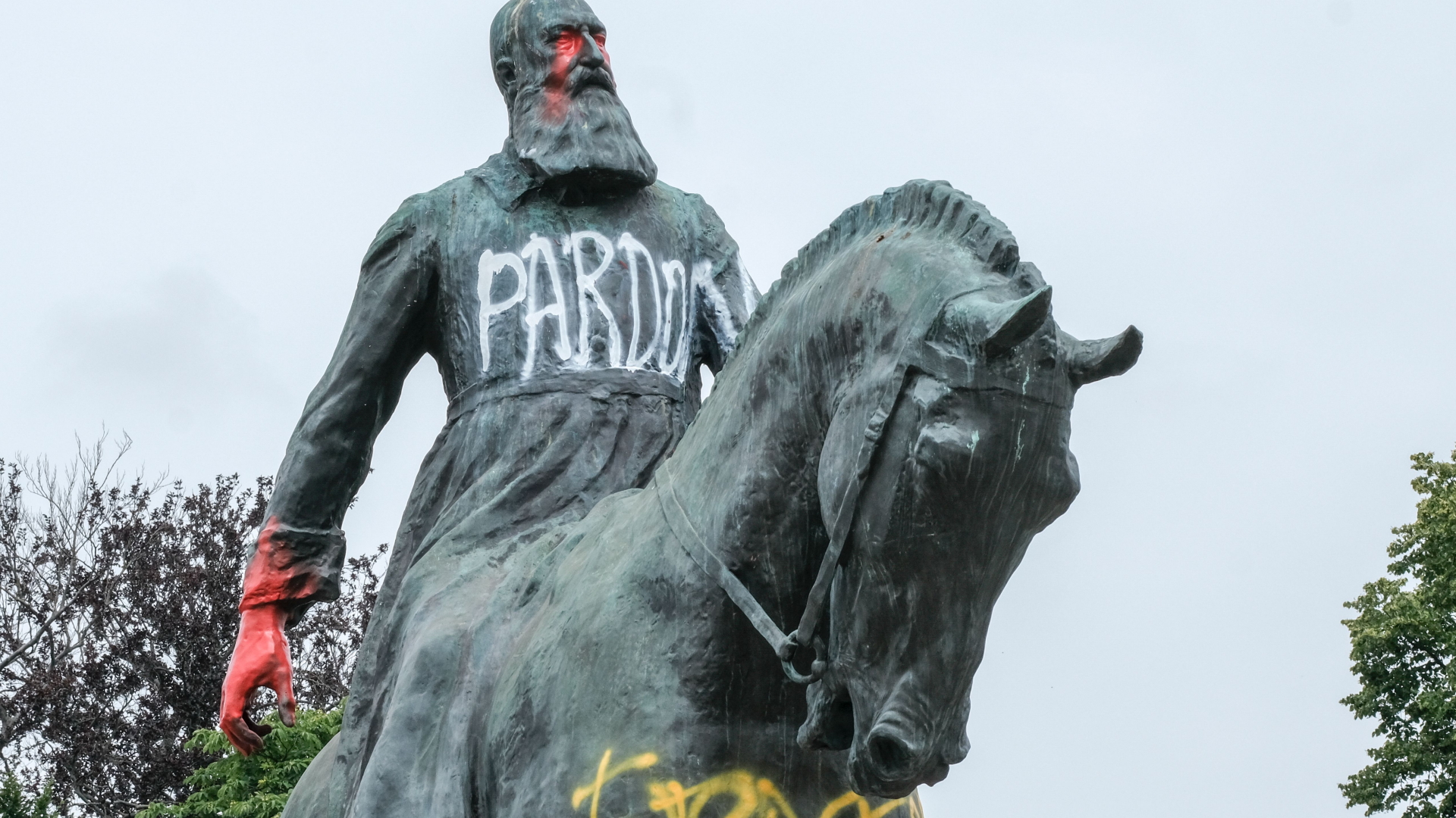 Die mit Farbe beschmierte Statue des früheren Königs Leopold II. in Brüssel | Bildquelle: OLIVIER HOSLET/EPA-EFE/Shutterst