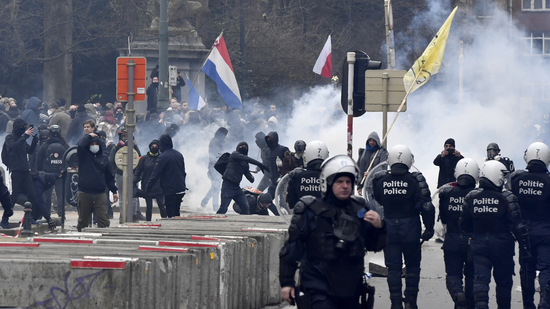 Polizisten konfrontieren Demonstranten während eines Protestes gegen die Corona-Maßnahmen in Brüssel