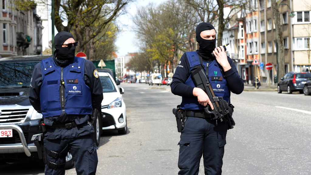Polizisten sichern die Razzien im Brüsseler Stadtteil Etterbeek.