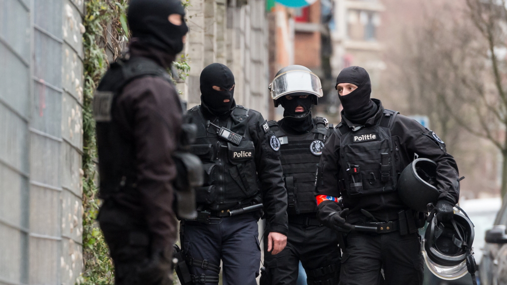 Vermummte Sicherheitskräfte im Einsatz im Brüsseler Stadtteil Moolenbeek.