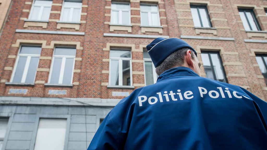 Ein Polizist bewacht das Haus im Brüsseler Stadtteil Moolenbeek, in dem Salah Abdeslam festgenommen wurde.