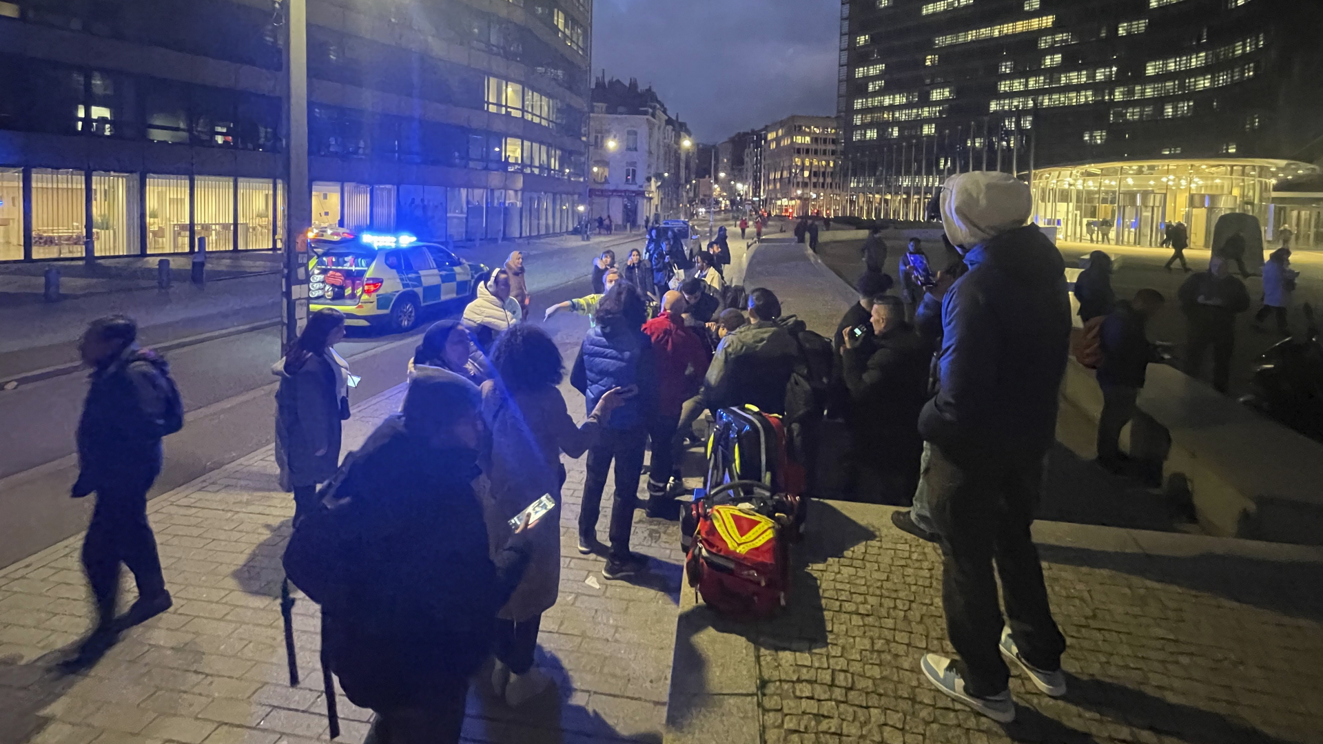 Rettungskräften vor einer U-Bahn-Station in der Nähe des EU-Hauptquartiers versorgen einen Verletzten. | dpa