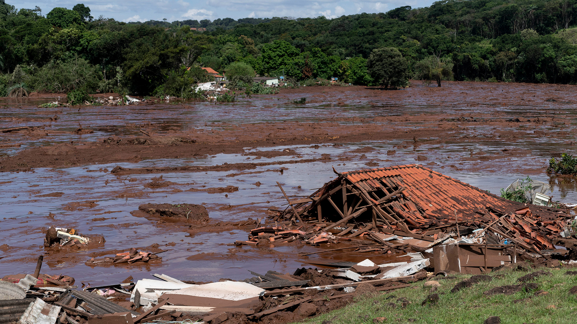 Ein Haus liegt in Trümmern, nachdem ein Staudamm bei Brumadinho gebrochen ist. | dpa