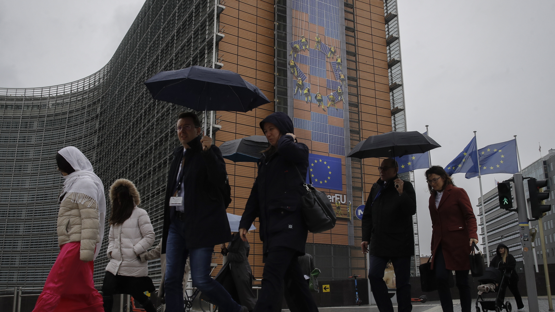 Menschen mit Regenschirm in Brüssel | EPA
