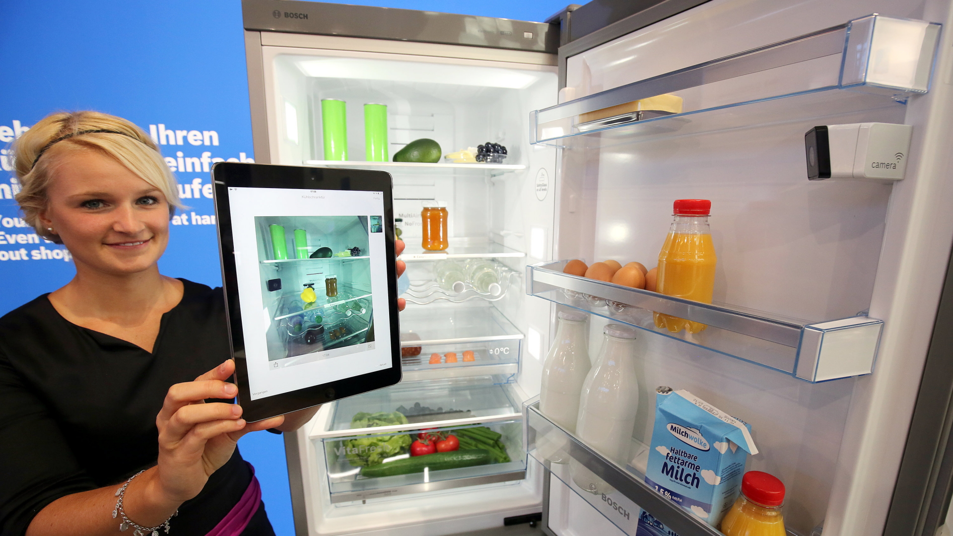 Eine Hostess präsentiert einen Kühlschrank mit eingebauter Kamera. | Bildquelle: dpa