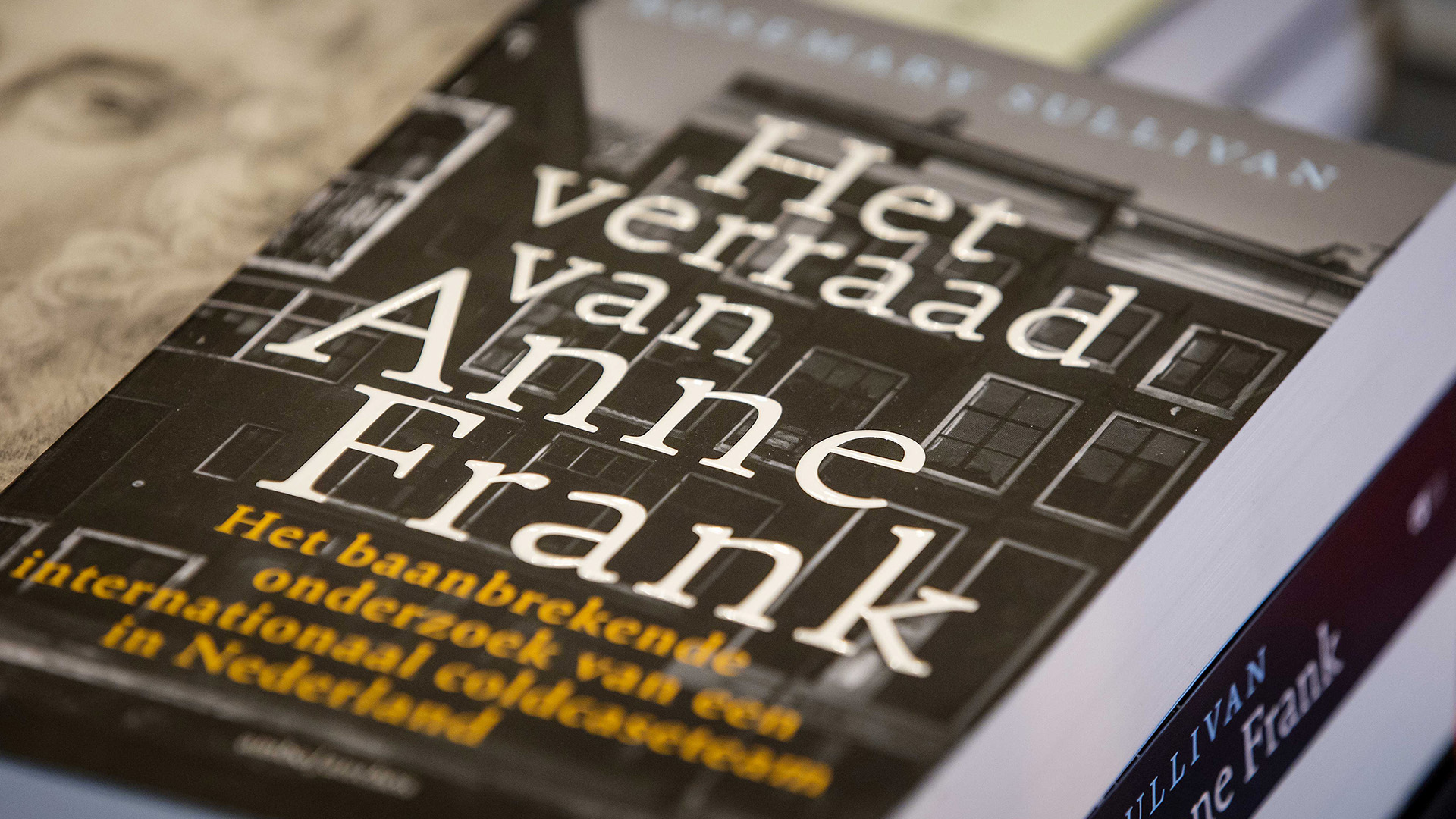 Das Buch "Het verraad van Anne Frank" liegt in einer Buchhandlung. | dpa