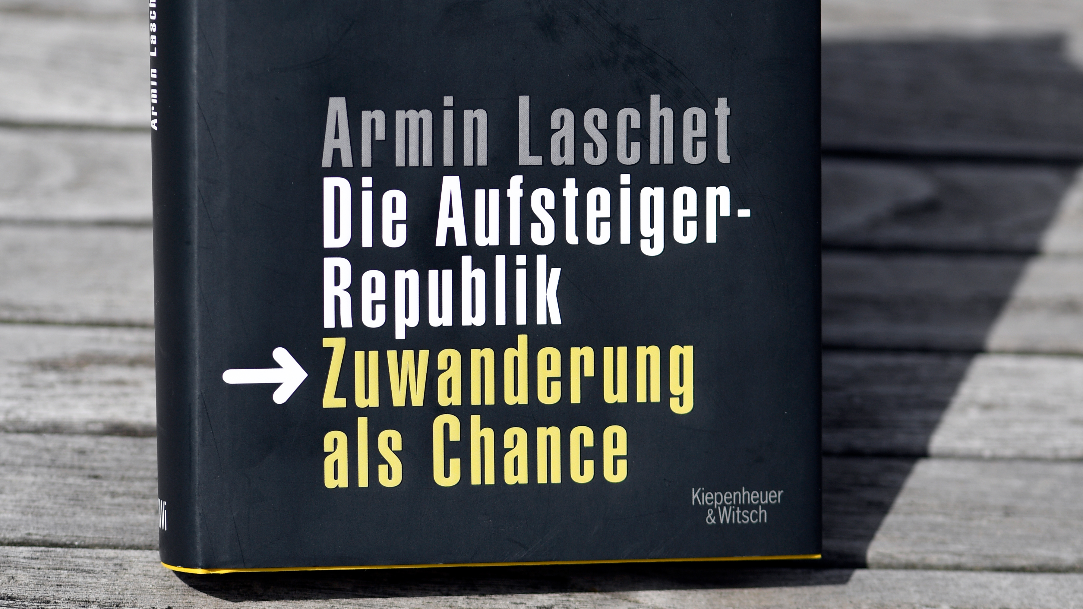 Das Buch von Armin Laschet «Die Aufsteiger Republik-Zuwanderung eine Chance» steht auf einem Tisch.  | dpa