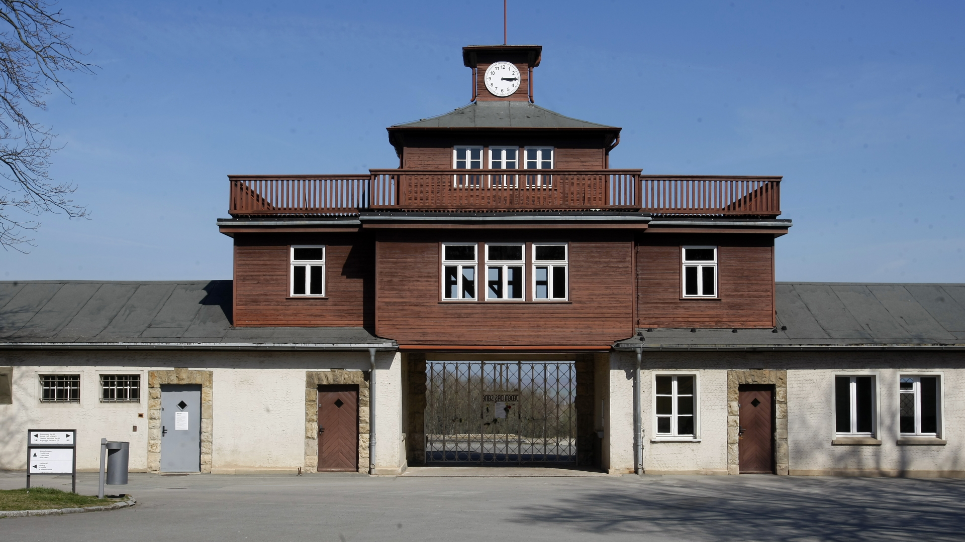 Das Eingangstor zum KZ Buchenwald bei Weimar in Thüringen | dpa