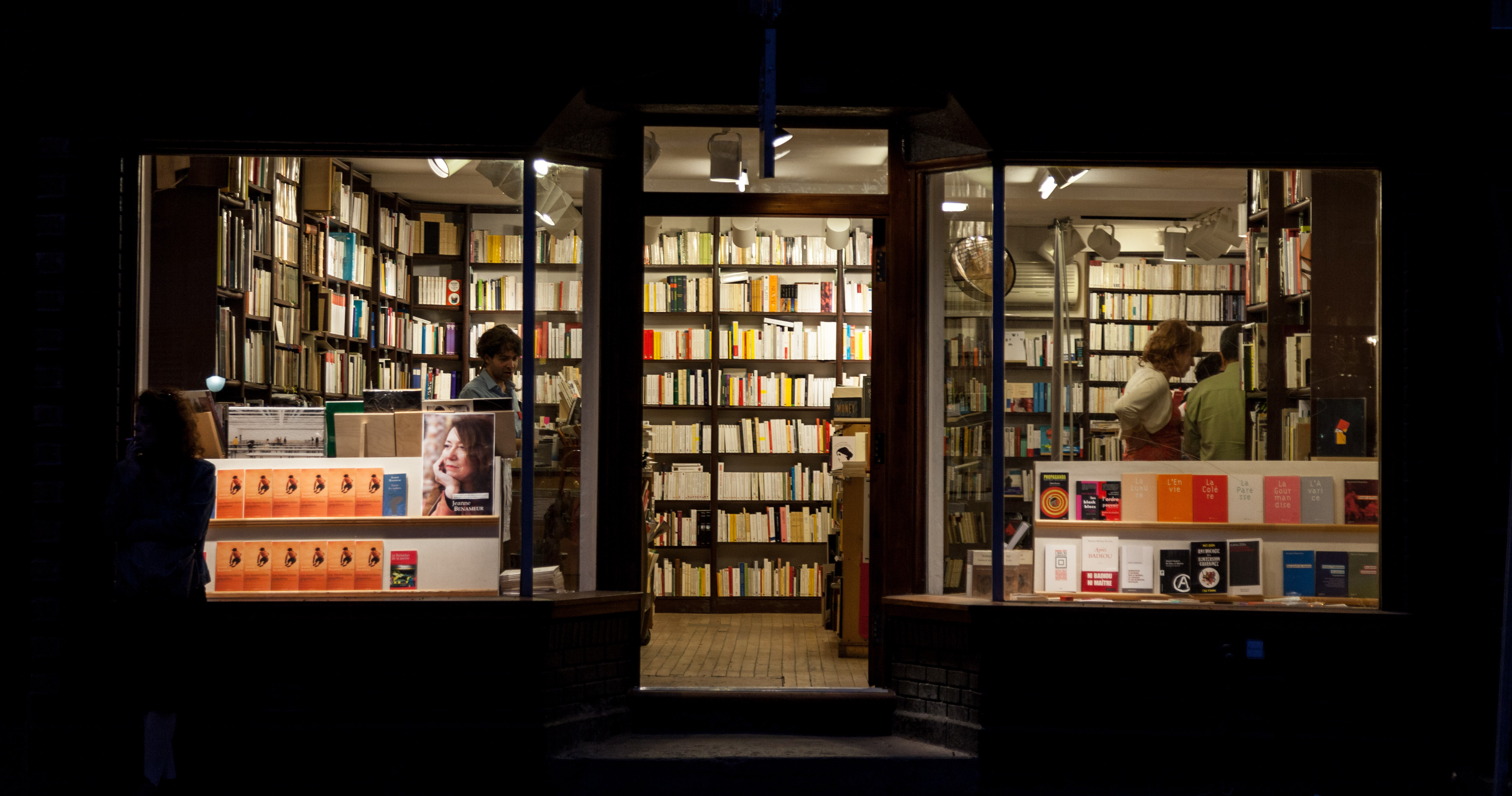 Kunden stehen in einem erleuchteten Buchladen in Montreal | picture alliance / Maximilian Schönherr