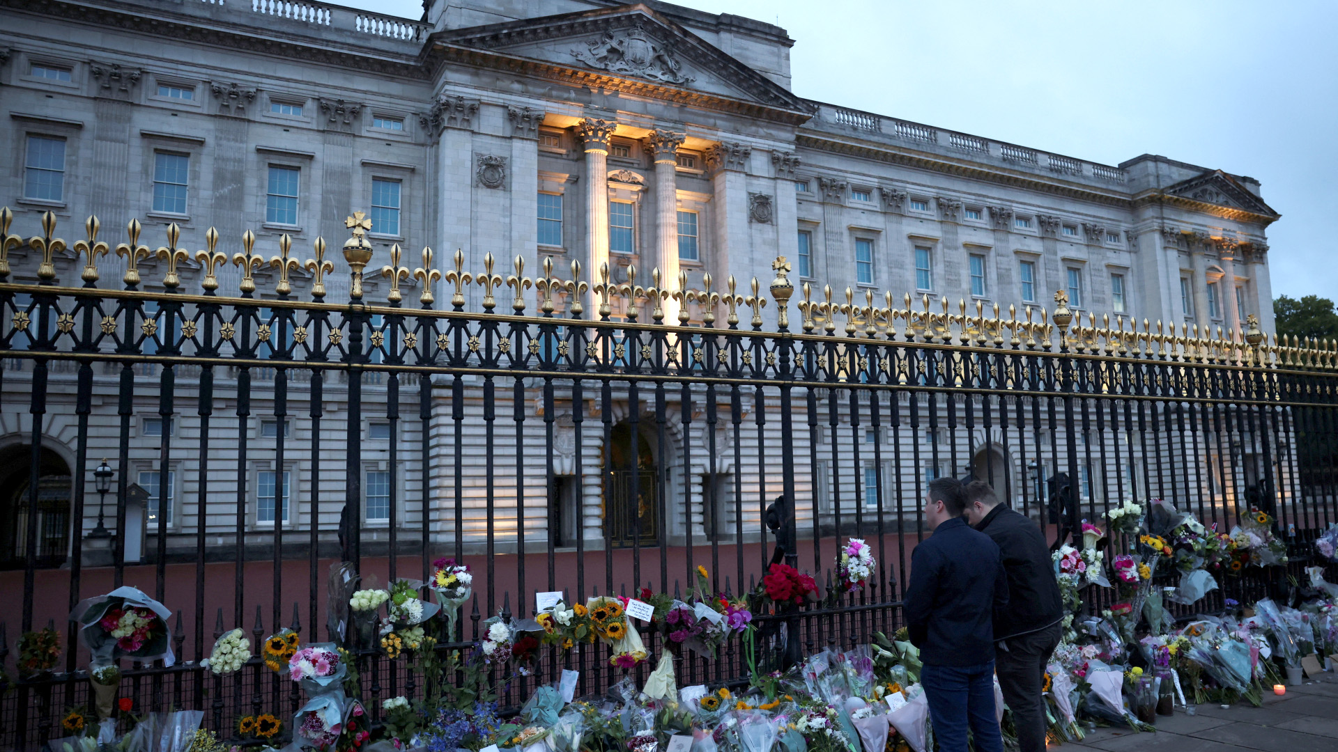 Trauernde stehen vor einem Blumenmeer am Buckingham Palast | REUTERS