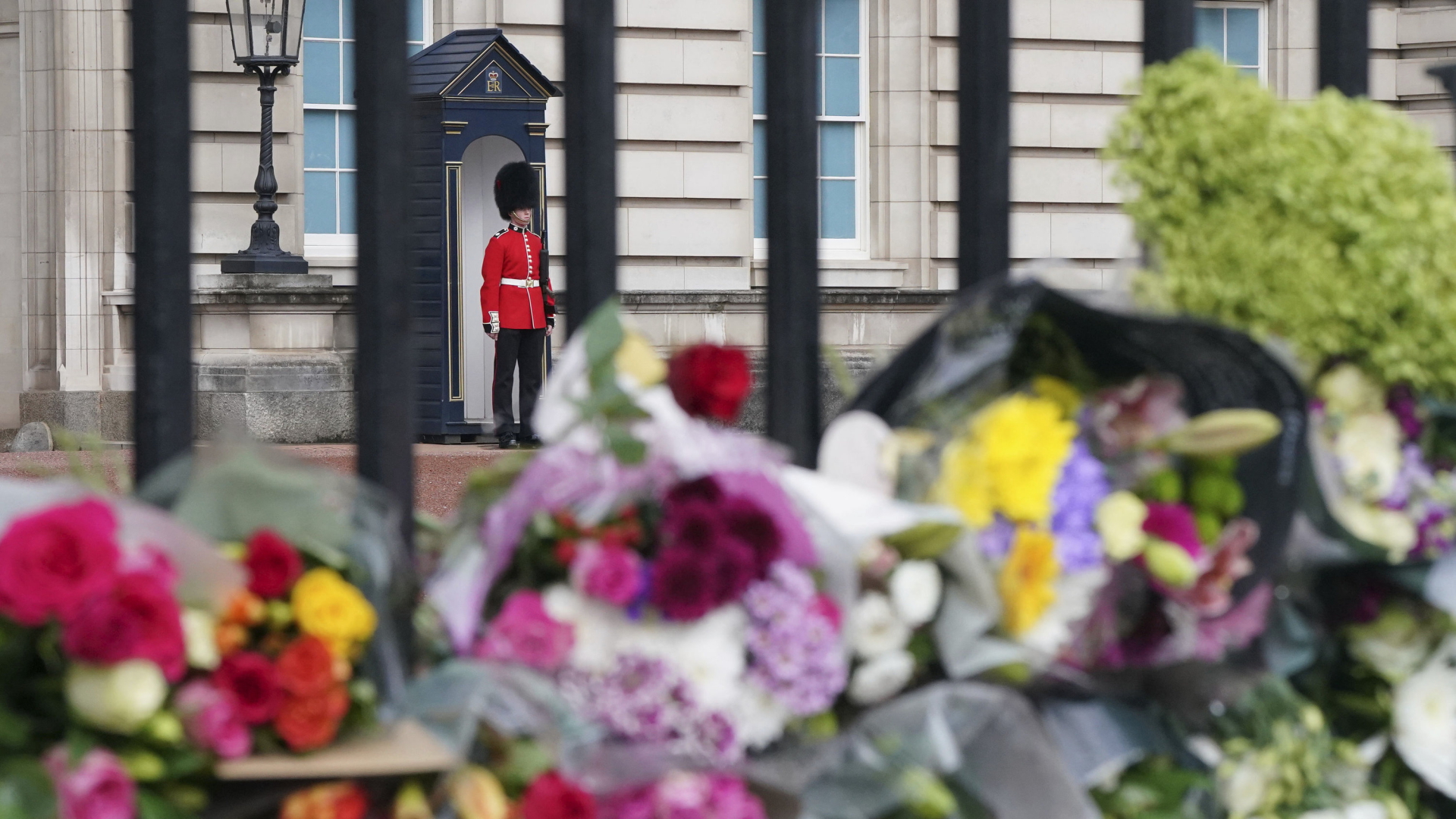 Trauernde stehen vor einem Blumenmeer am Buckingham Palast