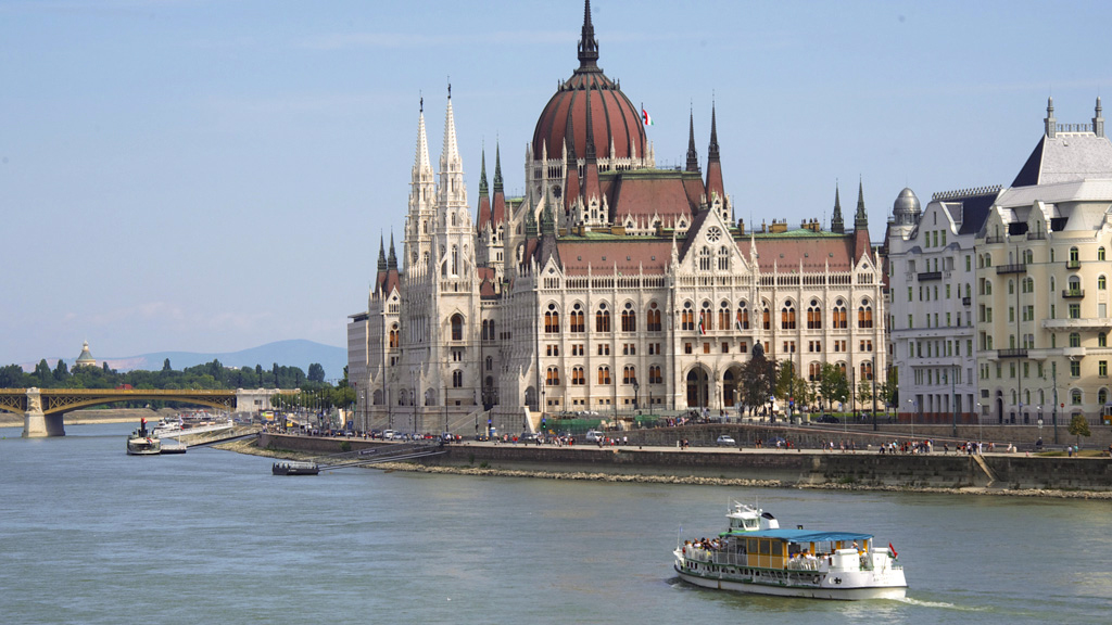 Stadtansicht von Budapest vom Wasser aus auf imposante, alte Gebäude mit Kuppel. | null