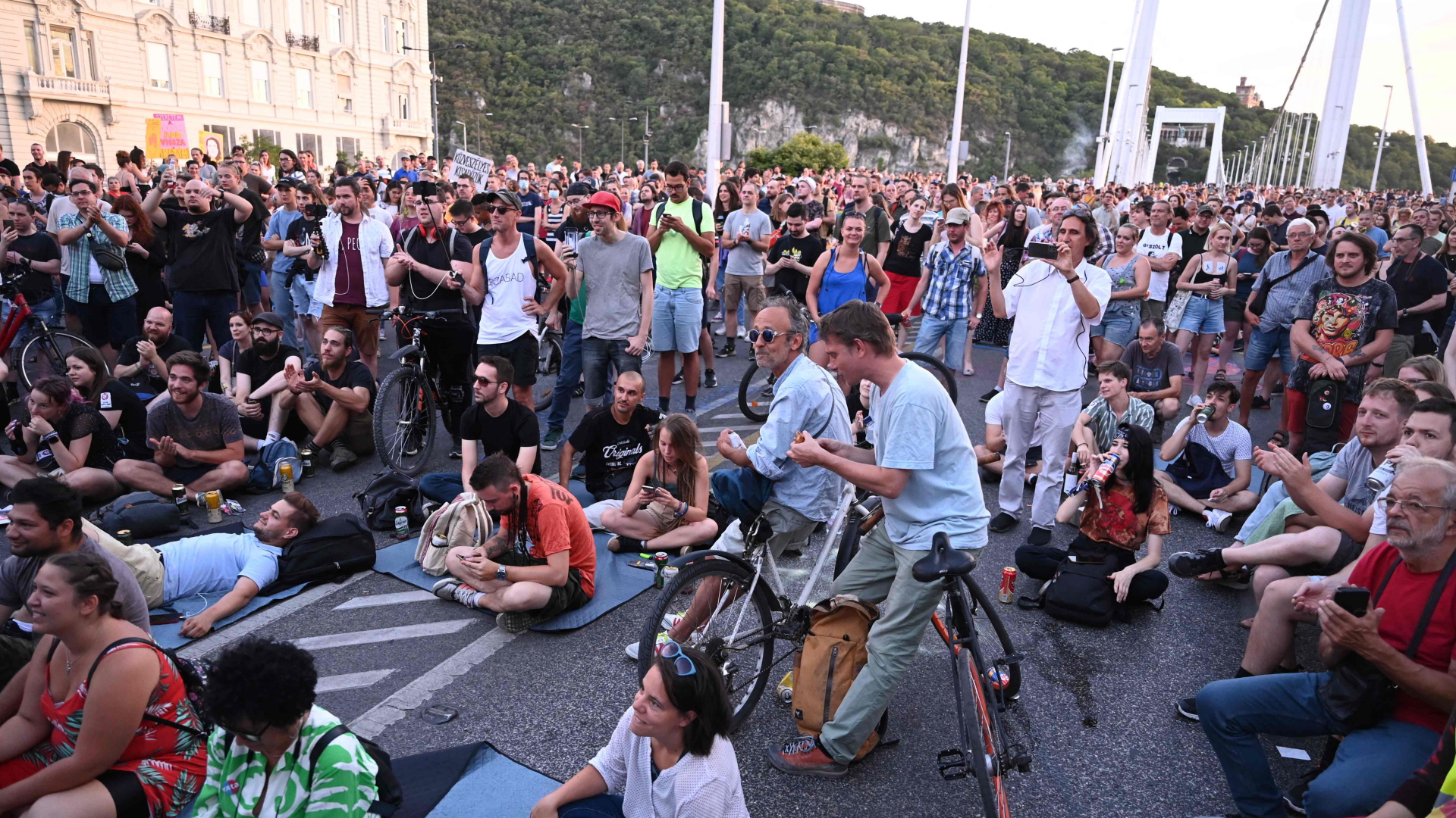 In Budapest demonstrieren Menschen gegen die Steuererhöhung für Freiberufler. | AFP