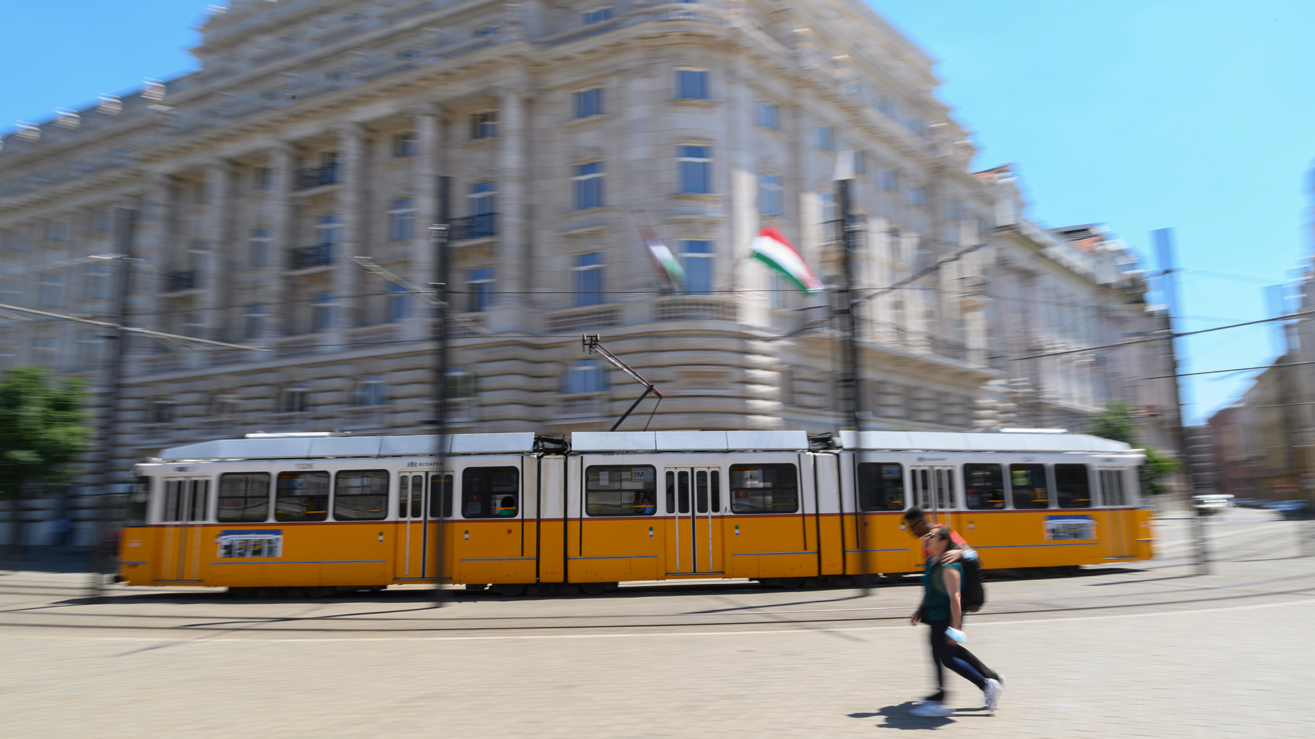 Eine Straßenbahn fährt über Lajos-Kossuth-Platz in Budapest. | picture alliance/dpa/dpa-Zentral