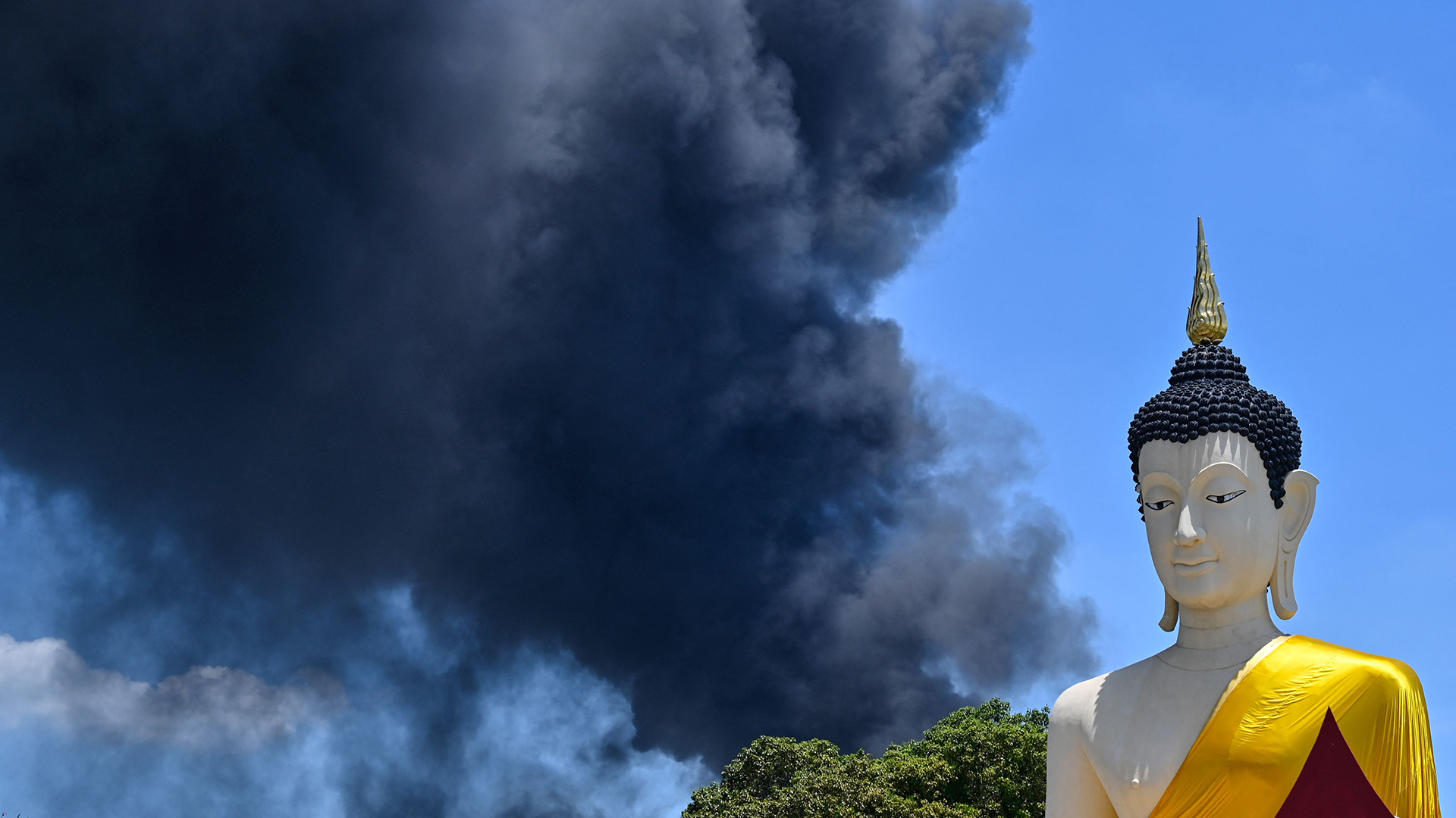 Dunkle Rauchwolke neben Buddha-Statue | AFP