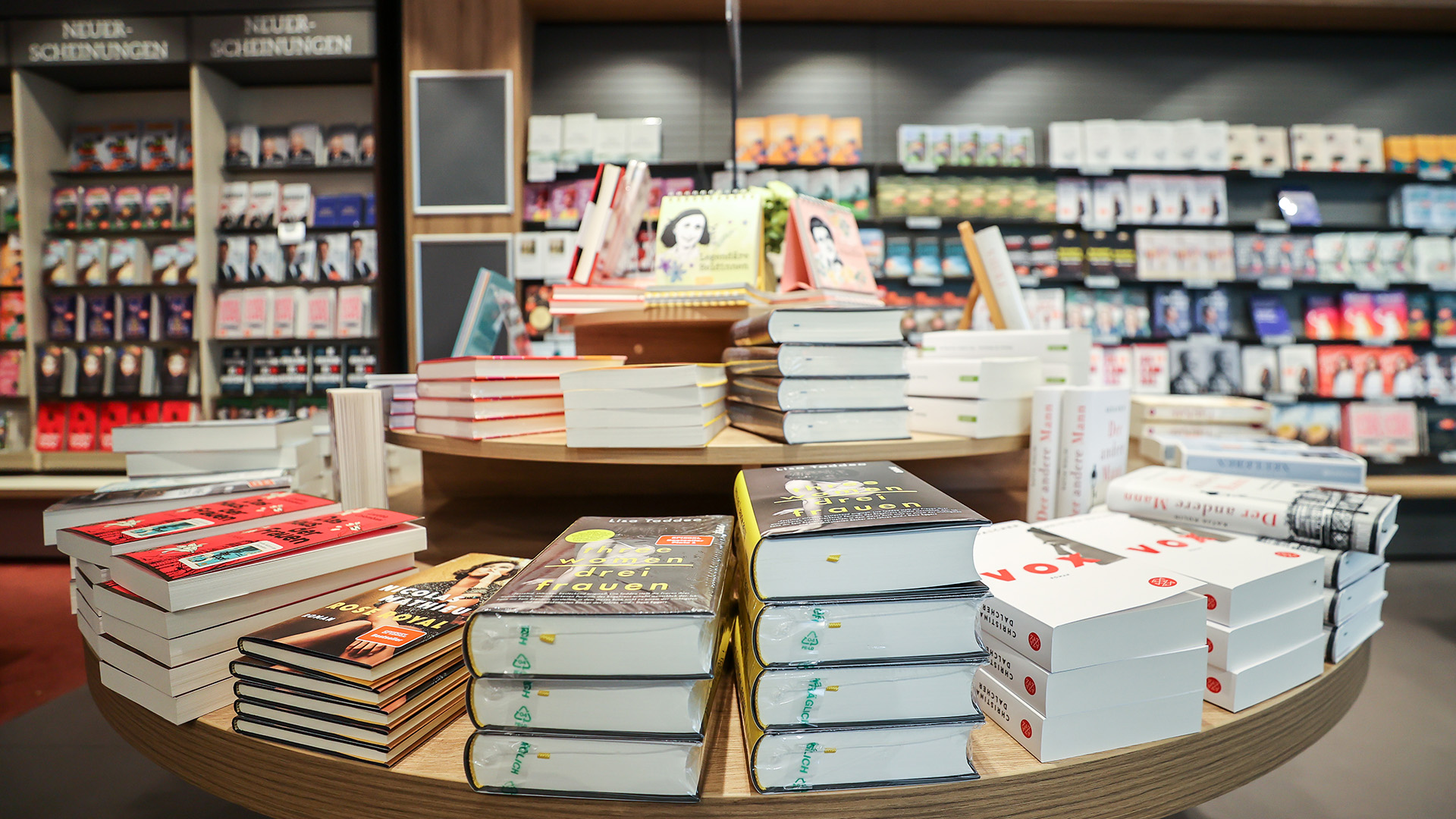 Gestapelte Bücher in einem Buchladen | picture alliance/dpa/dpa-Zentral