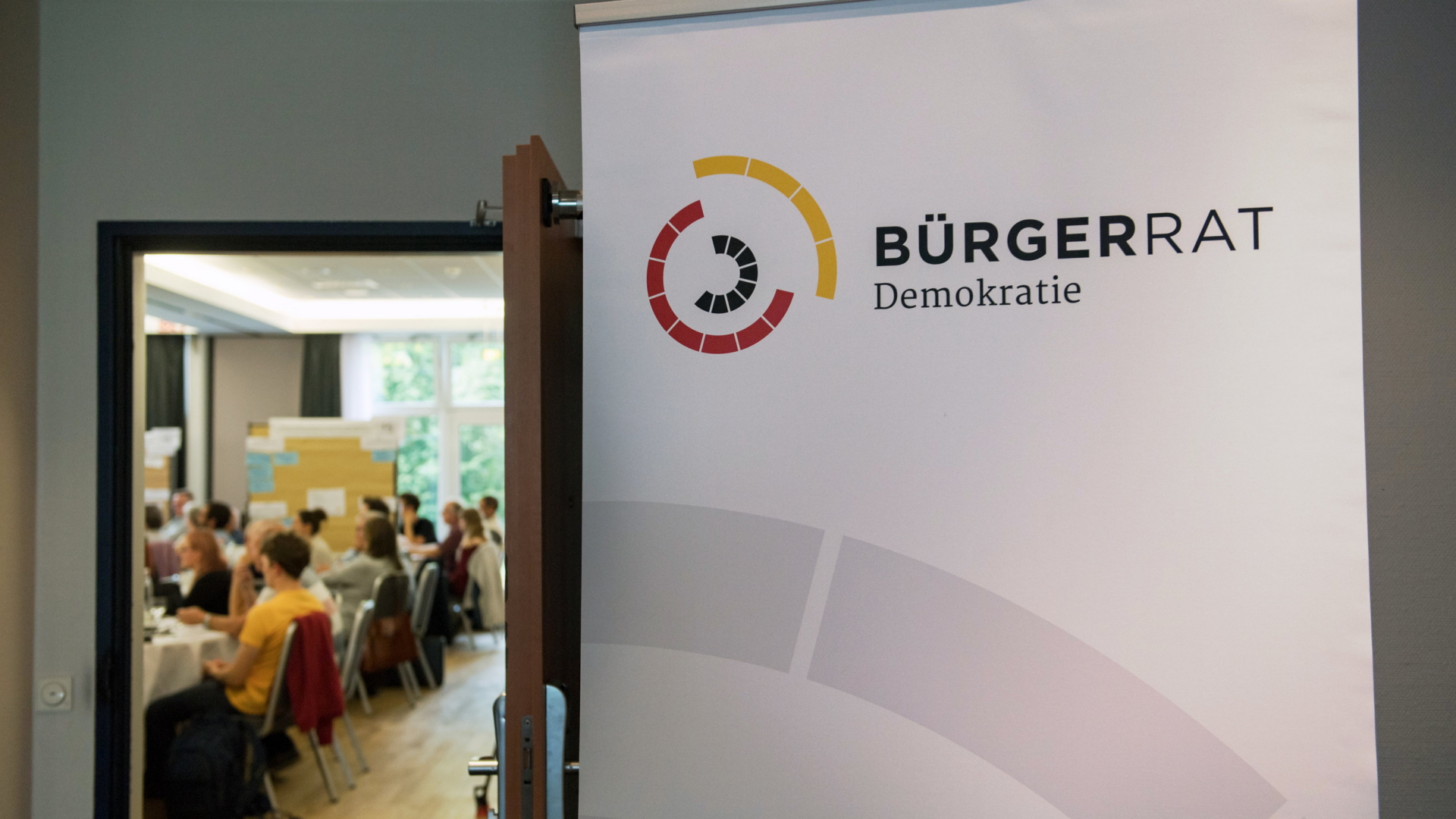 Leipzig: Teilnehmer des Bürgerrates Demokratie sitzen in der Veranstaltung in Leipzig. (Archiv, September 2019) | dpa
