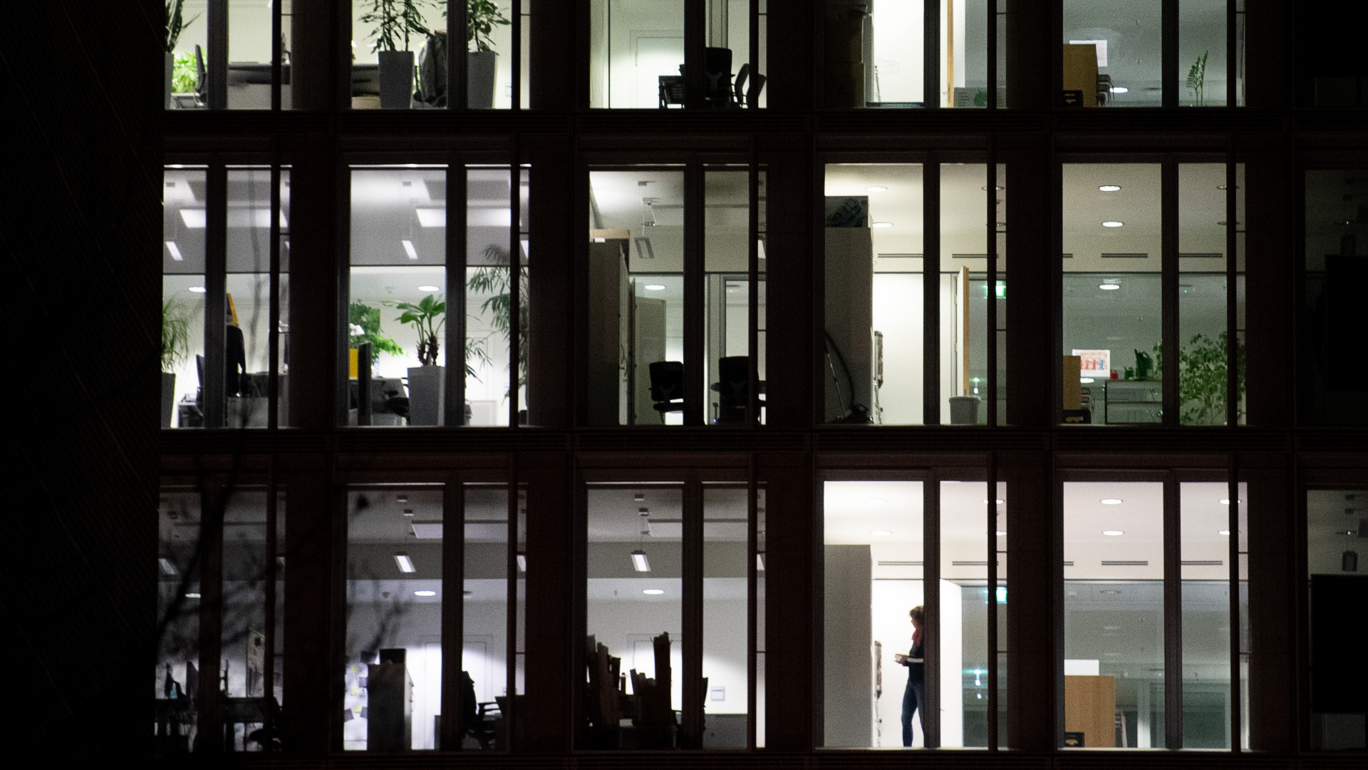 Licht leuchtet in einem Bürogebäude | dpa