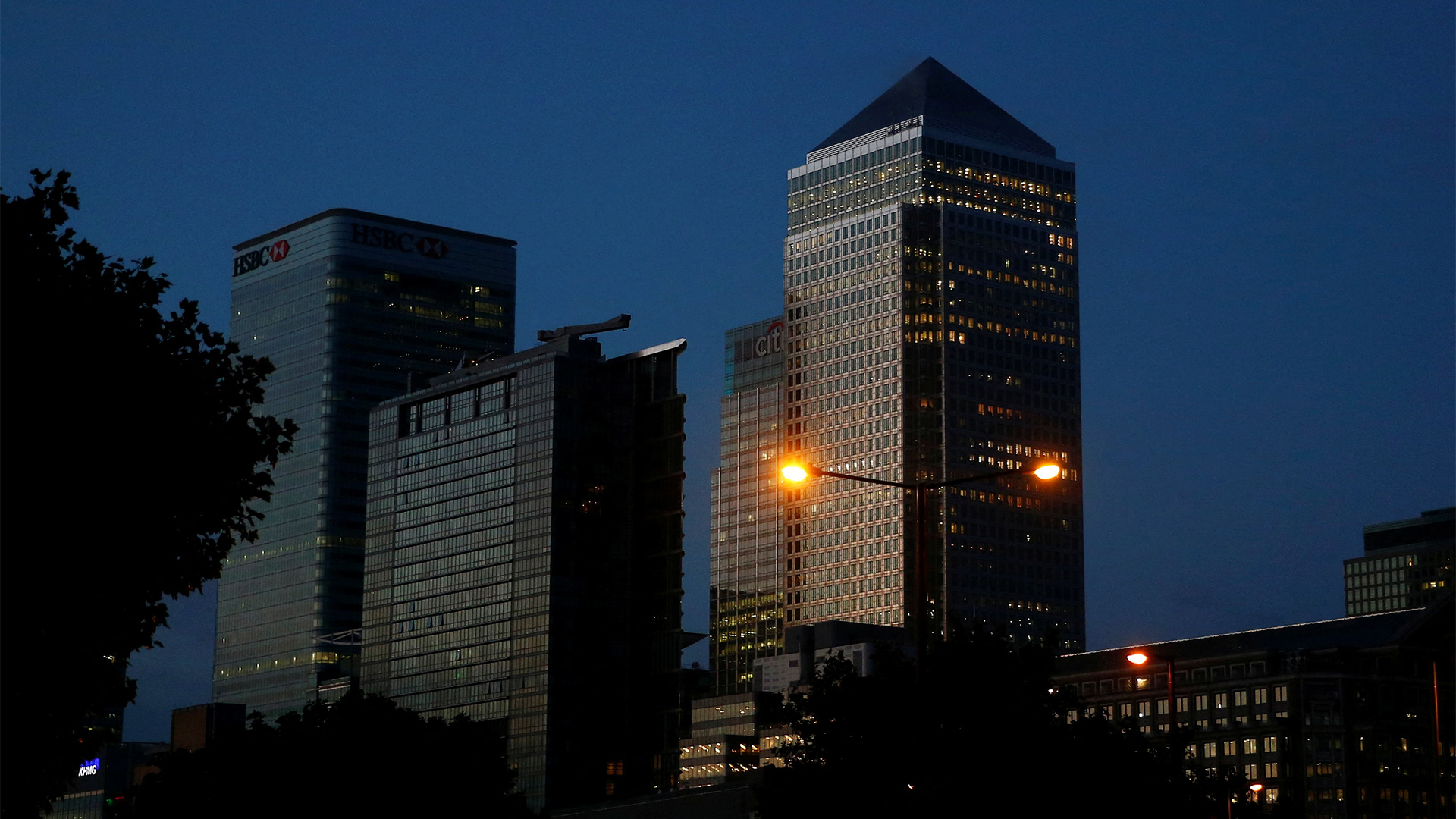 Die Büros in Canary Wharf in London sind zum Teil beleuchtet. | REUTERS