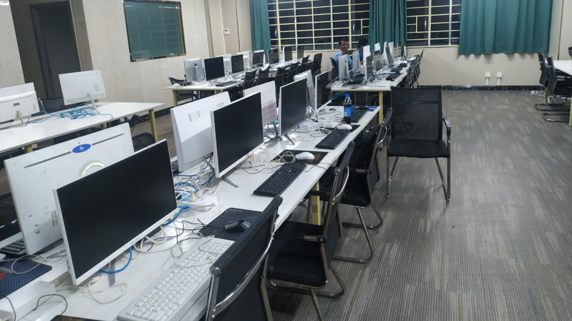In einem Raum stehen zahlreiche Schreibtische mit Rechnern. | ARD-Studio Singapur
