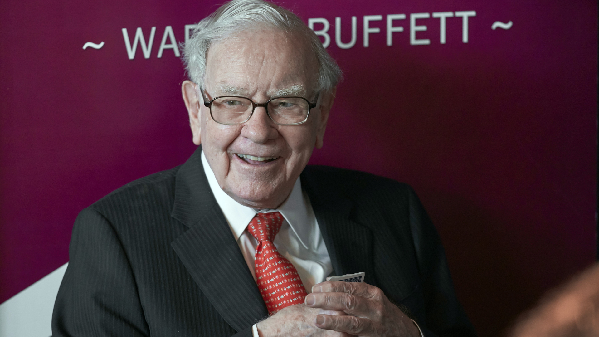 Investor Warren Buffett lächelt | AP
