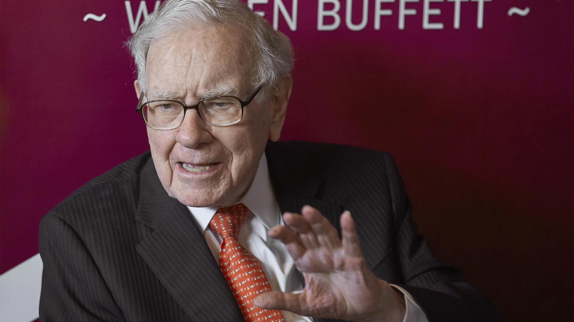 Investor Warren Buffett mit erhobener Hand