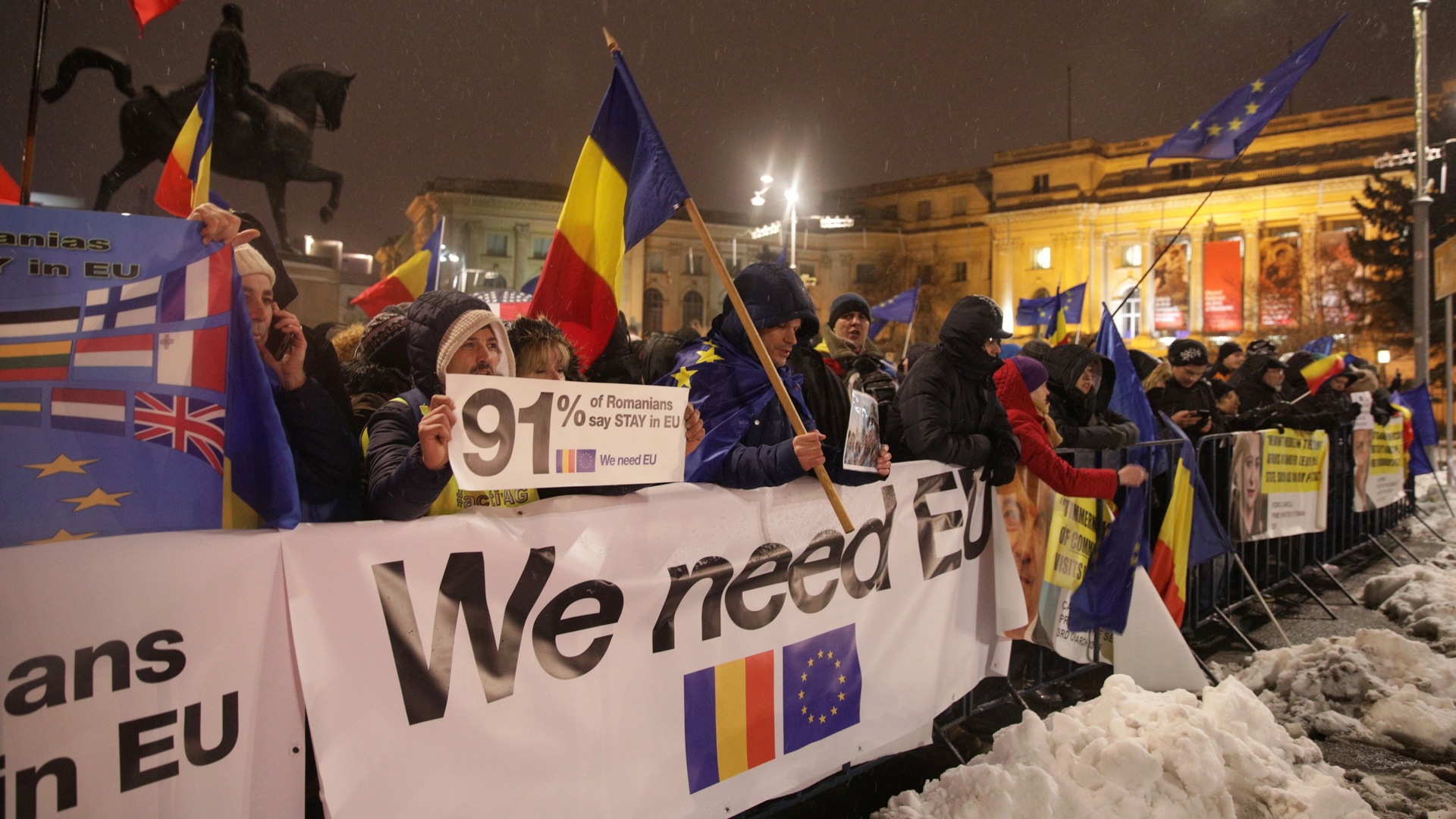 Menschen in Bukarest demonstrieren für die EU und gegen ihre Regierung | REUTERS