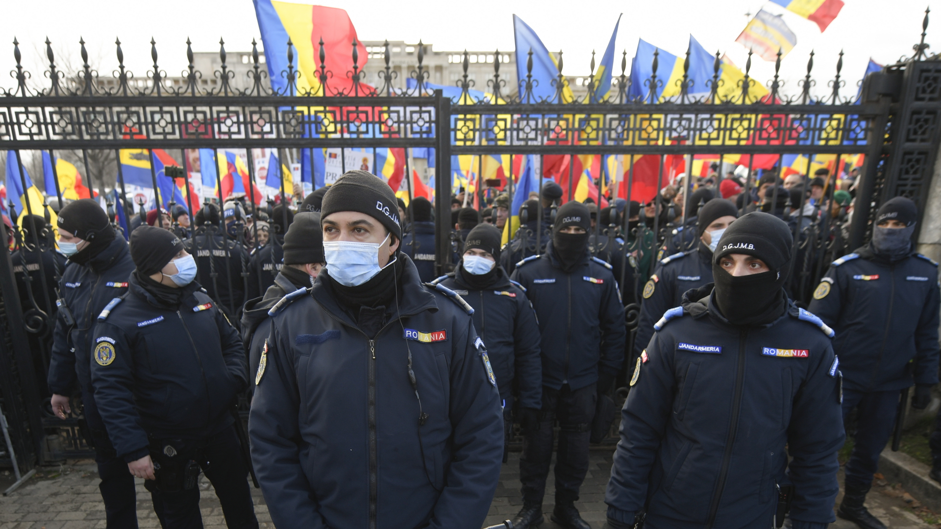 Polizisten stehen vor dem rumänischen Parlament in Bukarest. | dpa