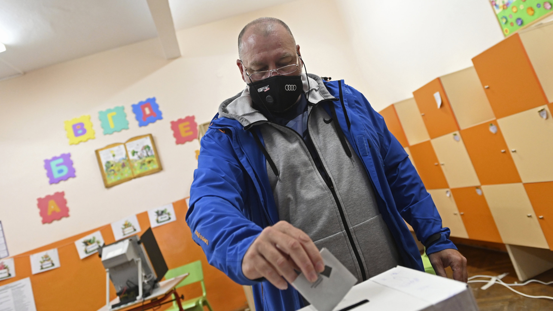 Ein Mann wirft seinen Stimmzettel in die Wahlurne.
