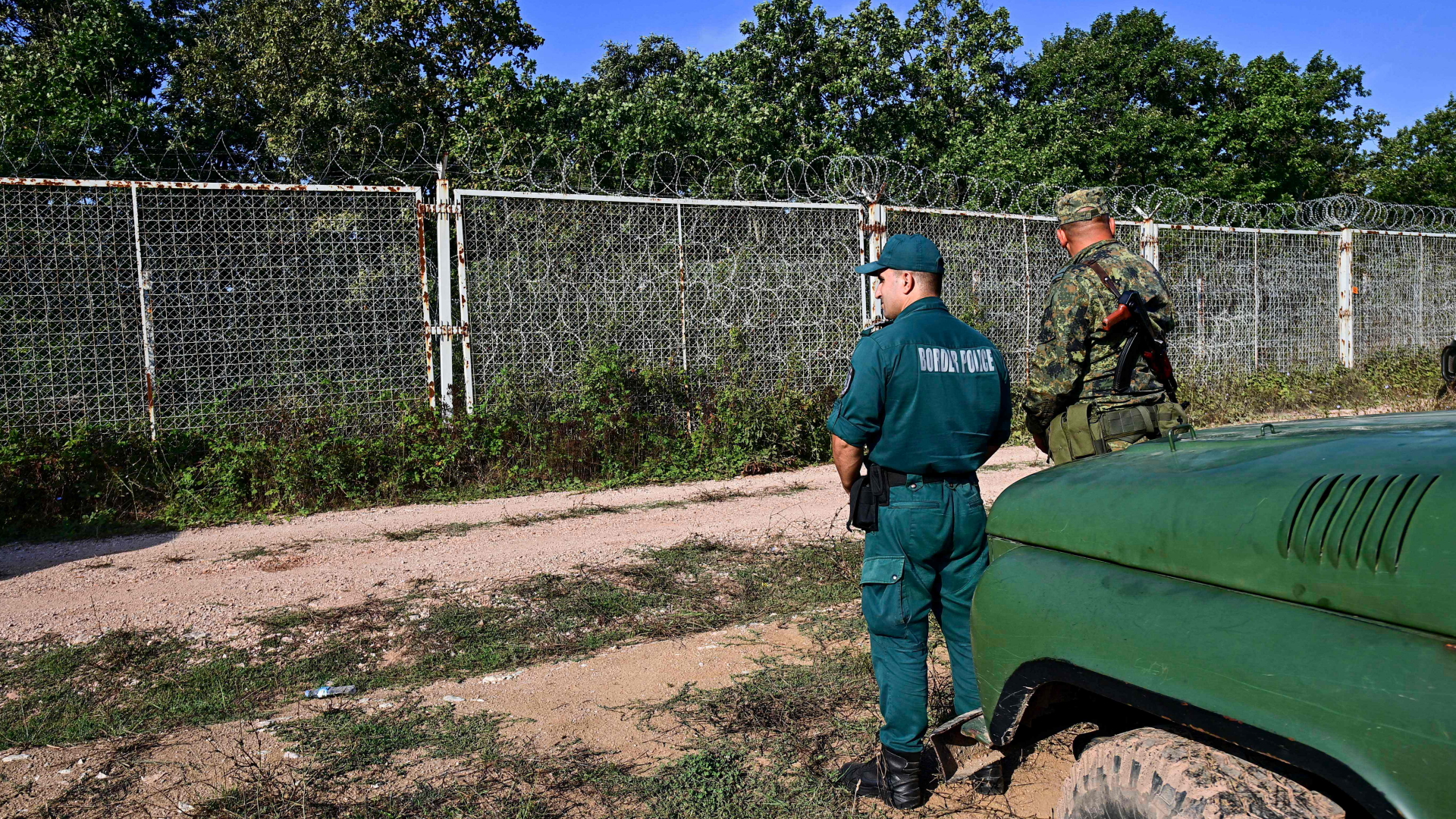 Ein bulgarischer Polizist (l.) steht zusammen mit einem Soldaten an der bulgarisch-türkischen Grenze nahe Elchowo, 2. September 2022. | AFP