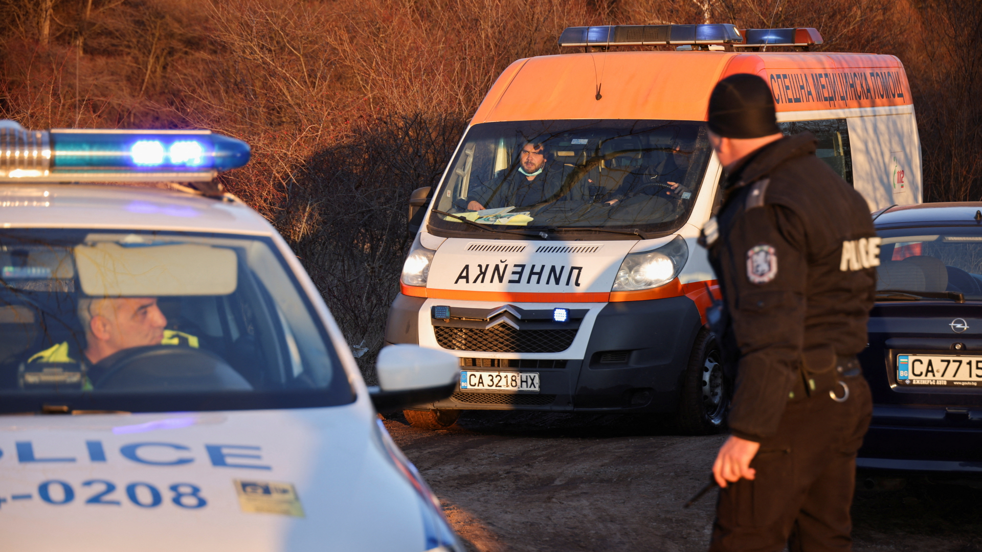 Bulgarische Polizei- und Rettungskräfte nahe des Fundorts eines Lkws mit 18 Leichen an Bord. | REUTERS
