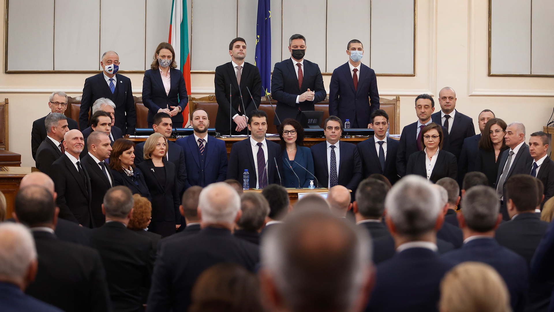 Kiril Petkow mit den Ministerinnen und Ministern seines Kabinetts im bulgarischen Parlament.  | picture alliance/dpa/AP