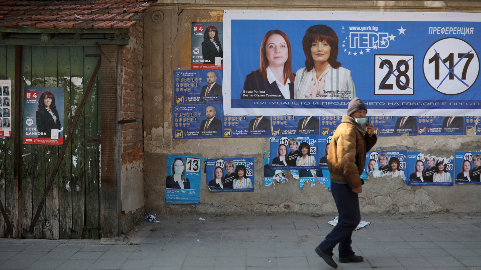 Ein Mann geht in Sofia (Bulgarien) an einem Wahlplakat vorbei | REUTERS