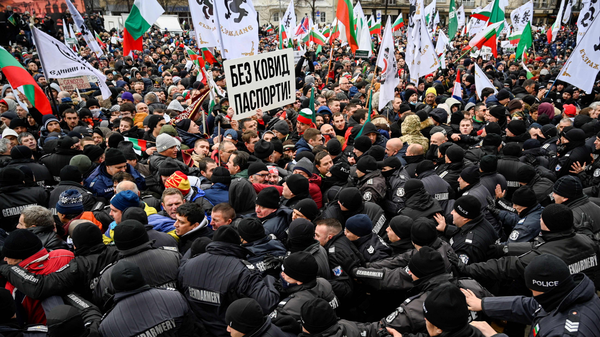 Demonstranten drängen in der bulgarischen Hauptstadt Sofia zum Parlament. | AFP