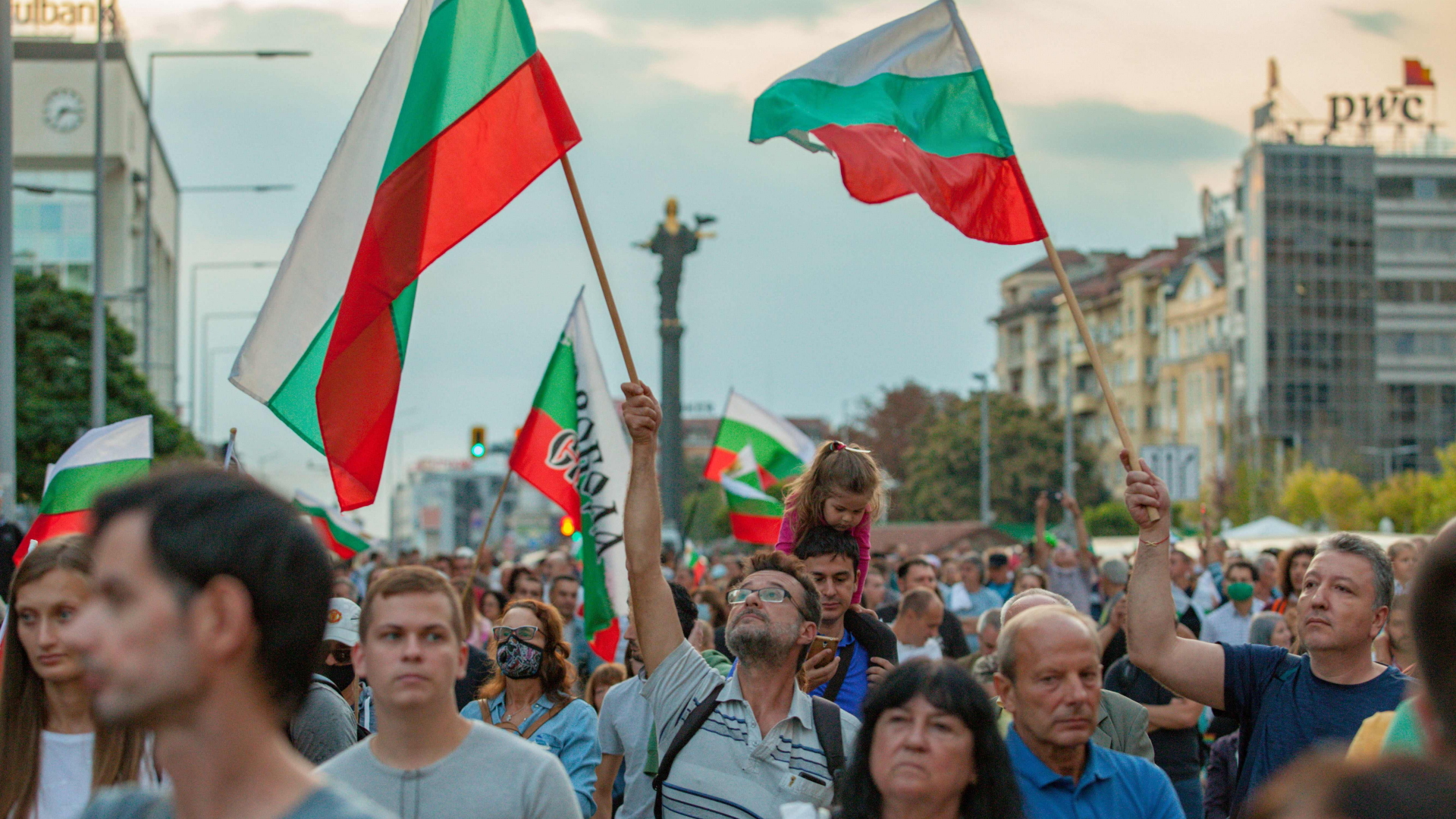 Demonstrierende mit bulgarischen Nationalflaggen ziehen durch die Hauptstadt Sofia. | AFP