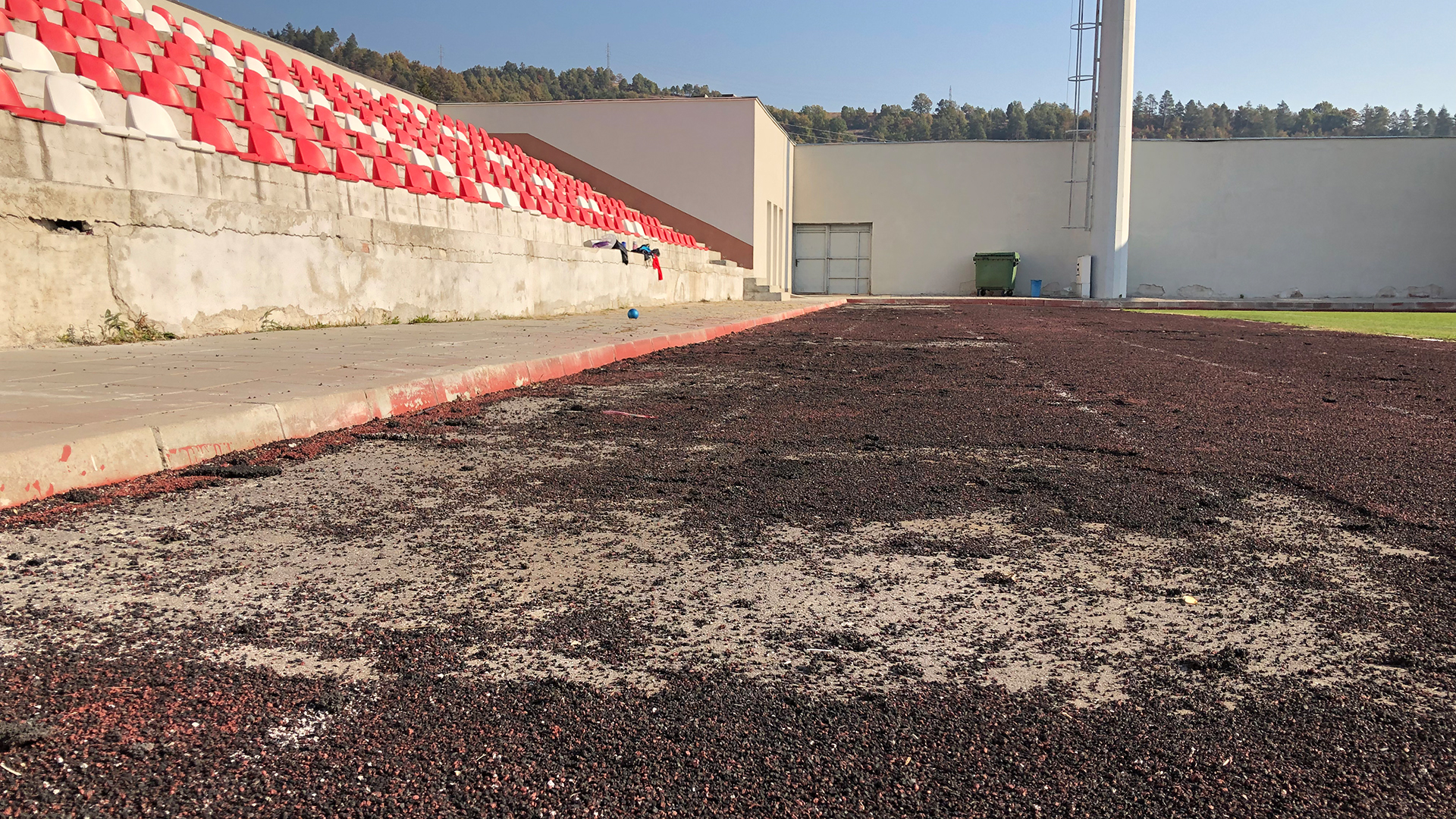 Marodes Stadion Kostenez in Bulgarien | Andrea Beer