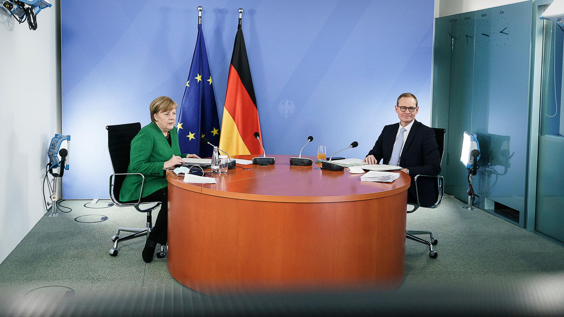 Angela Merkel und Michael Müller bei den Bund-Länder-Beratungen | dpa