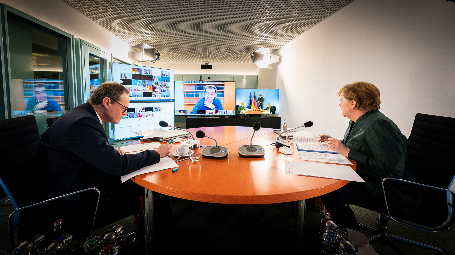 Bundeskanzlerin Angela Merkel und Berlins Regierender Bürgermeister Michael Müller beraten per Videoschalte mit den Ministerpräsidenten über die Corona-Pandemie. | dpa