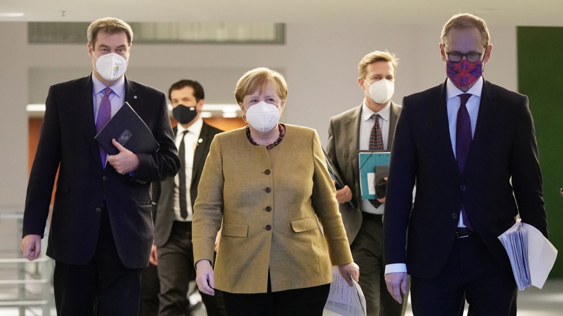 Merkel und die Ministerpräsidenten Söder und Müller auf dem Weg zu einer Pressekonferenz