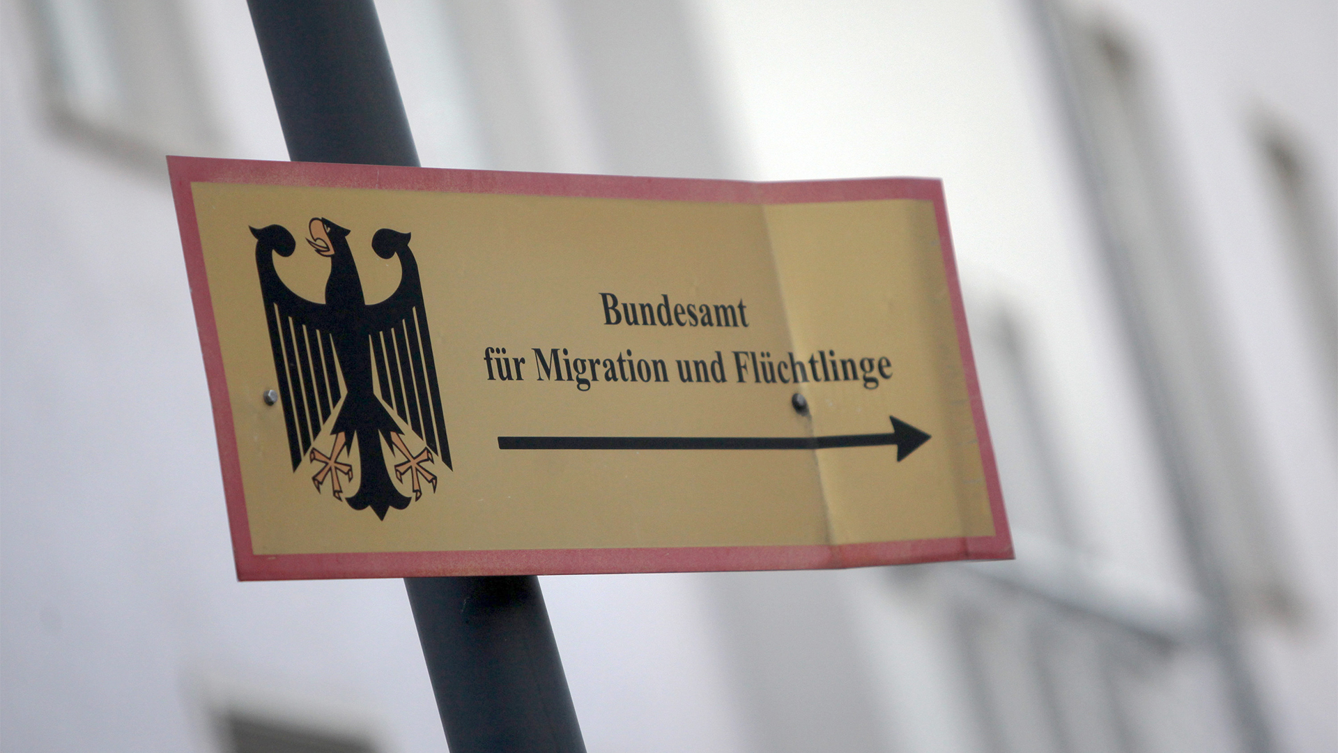 Die Gebäude und Hinweis-Schilder des Bundesamts für Migration und Flüchtlinge | dpa