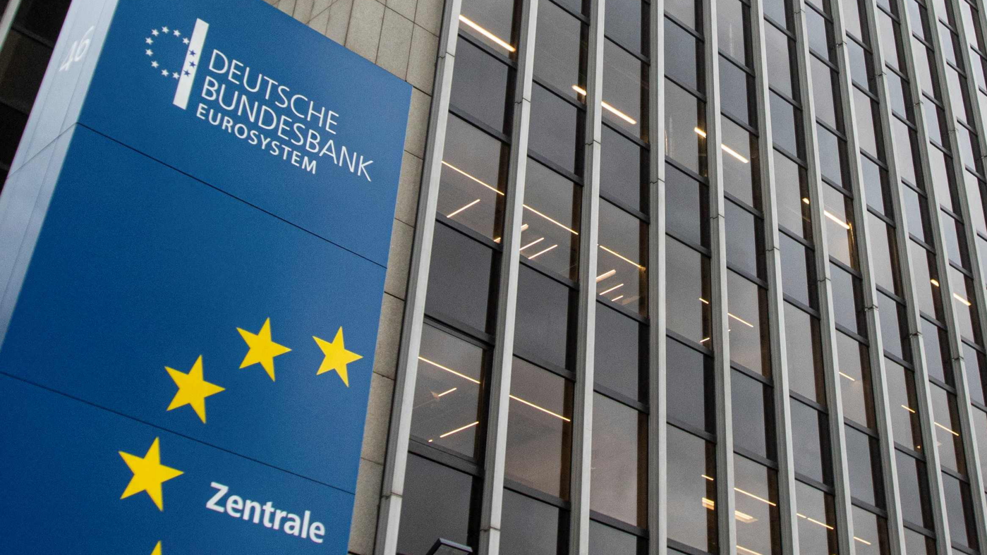 Schriftzug der Bundesbank auf einem Schild vor der Zentrale in Frankfurt | AFP