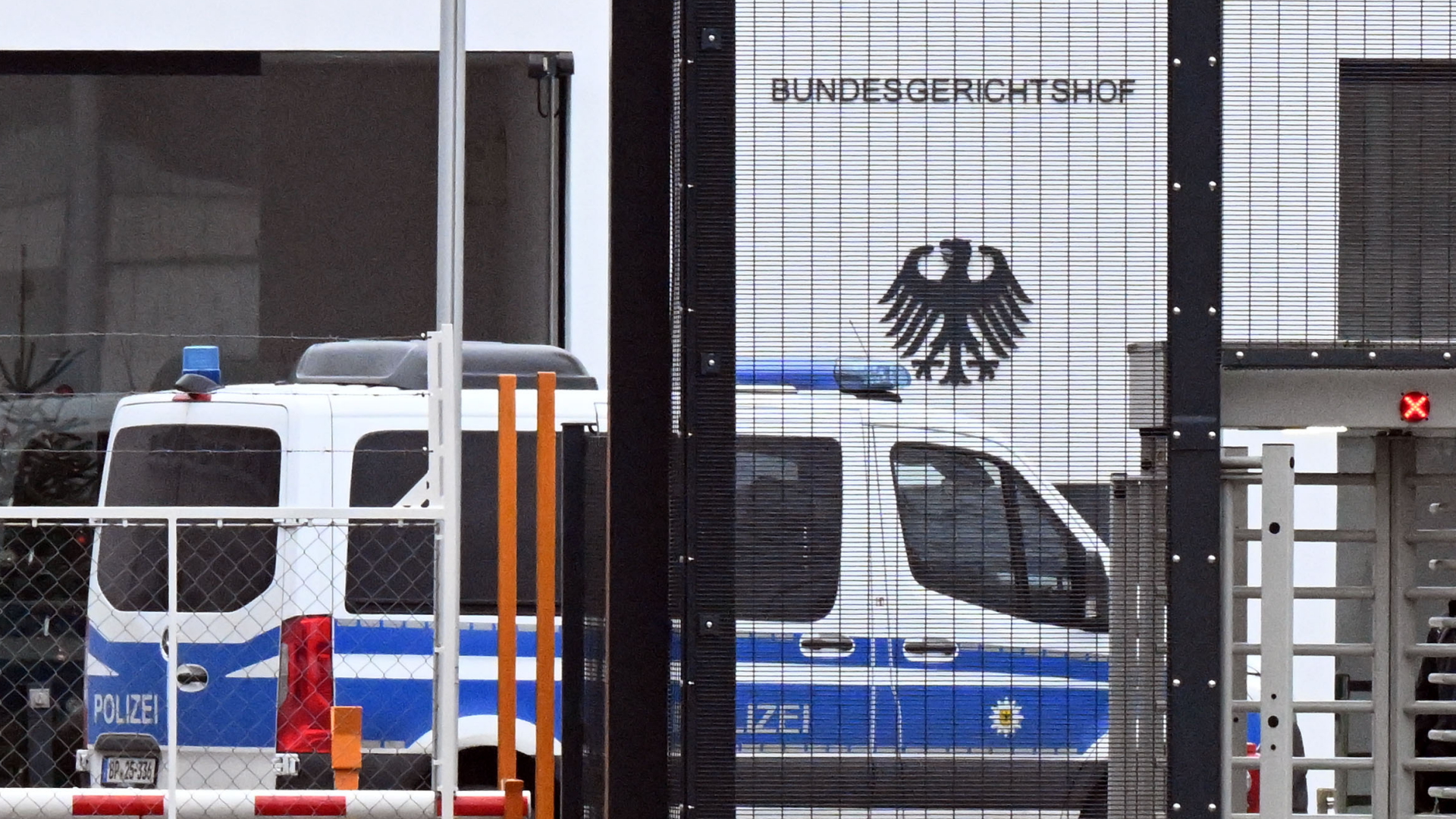 Ein Polizeifahrzeug steht vor dem Gebäude des Bundesgerichtshofs in Karlsruhe. | dpa