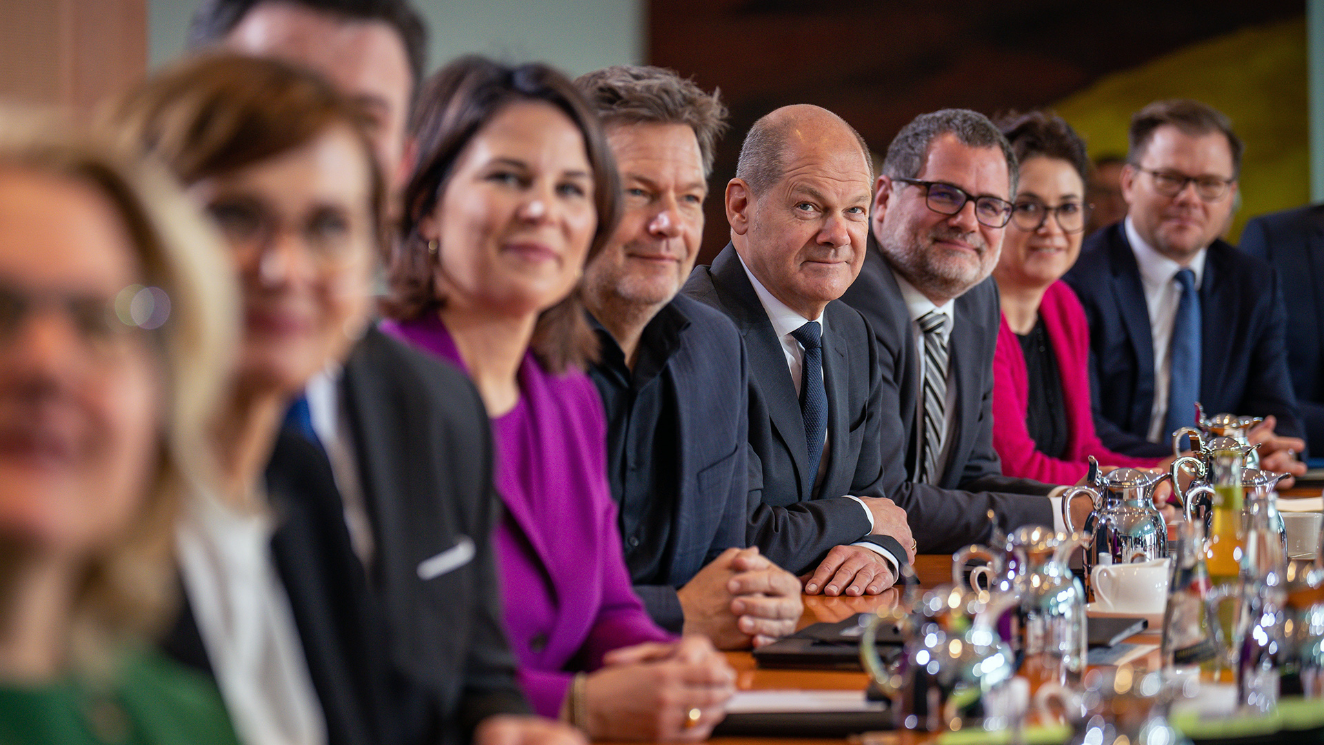 Bundeskanzler Olaf Scholz Bundeskanzler Olaf Scholz  (vierter v.r), sitzt beim traditionellen Gruppenbild vor der Sitzung des Bundeskabinetts im Kanzleramt zwischen seinen Kabinettsmitgliedern. | picture alliance/dpa
