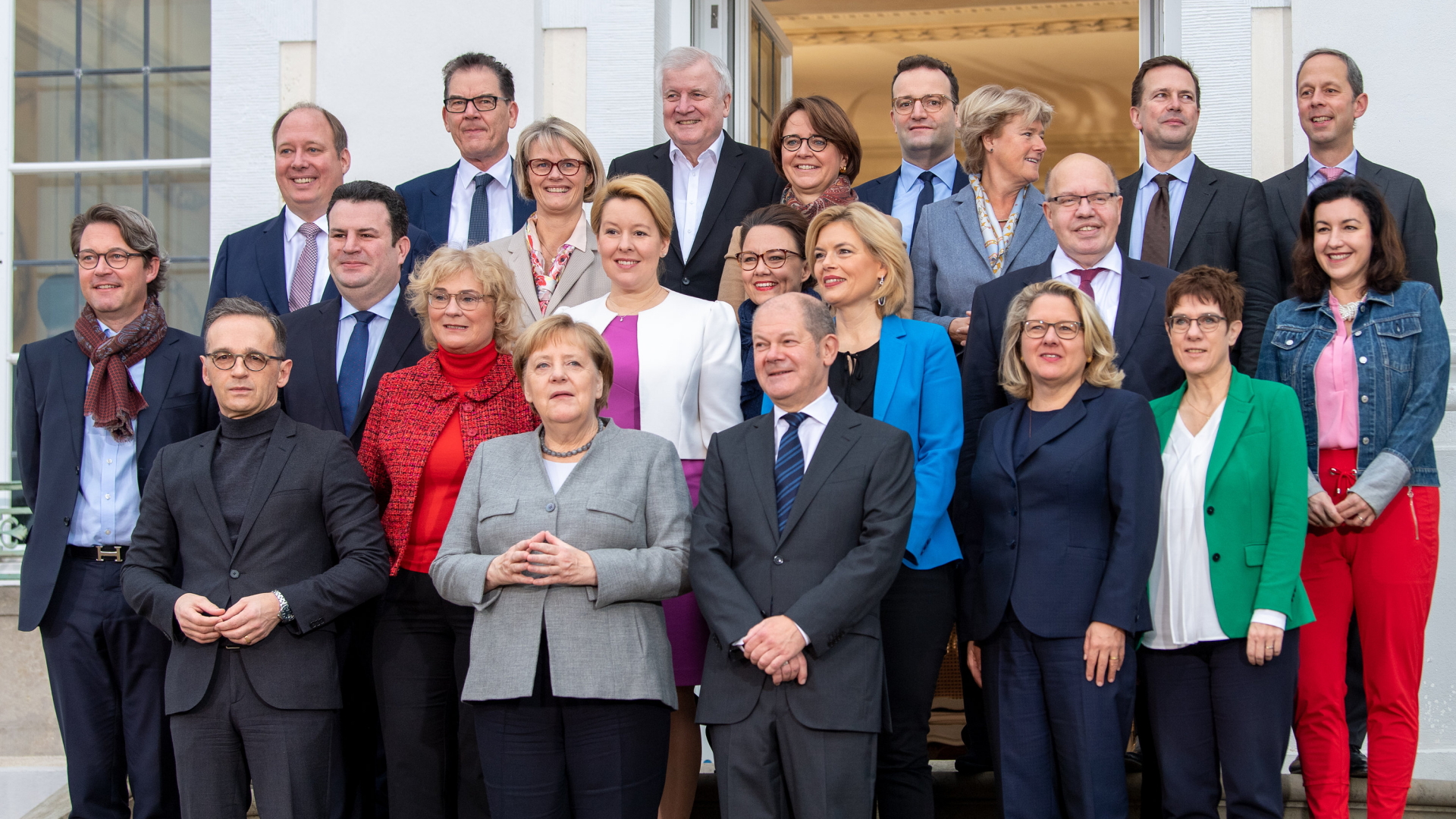 Die Mitglieder der Bundesregierung beim Gruppenbild zur Klausurtagung des Bundeskabinetts im Schloss Meseberg. (November 2019) | dpa