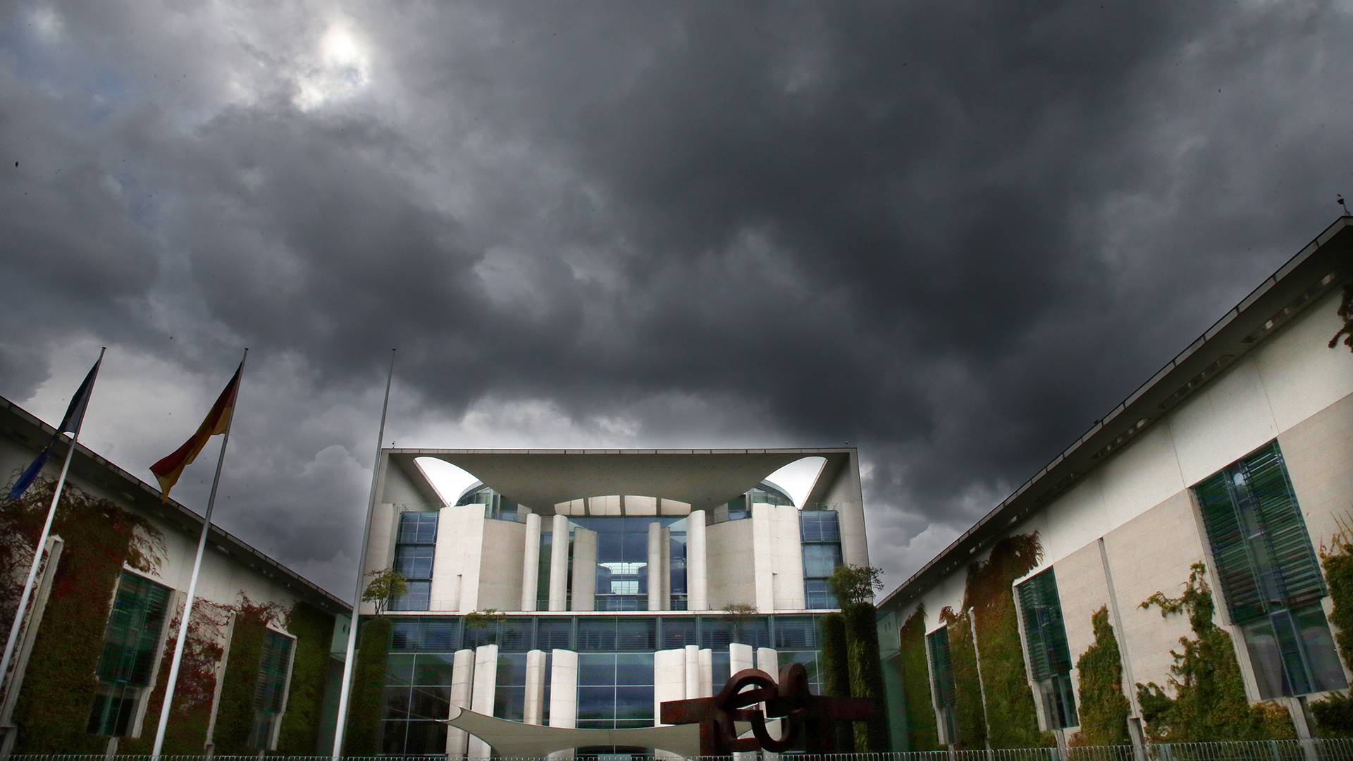 Dunkle Regenwolken ziehen über das Bundeskanzleramt hinweg. | picture alliance/dpa