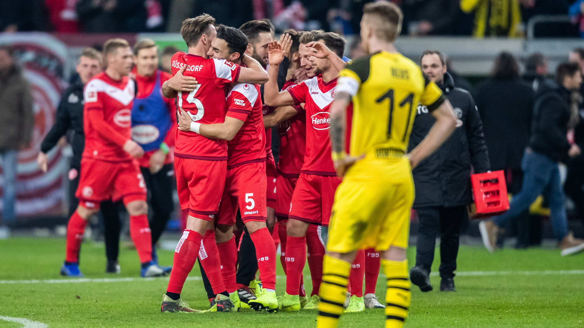 Spieler der Fortuna Düsseldorf umarmen sich. | Bildquelle: dpa